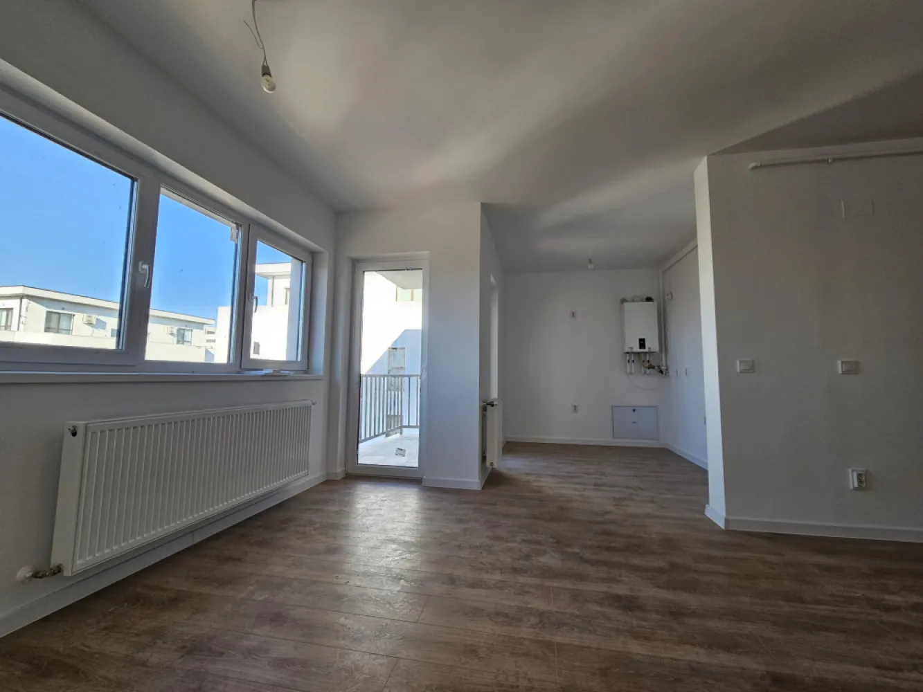 Apartament 3 camere – Bloc NOU – Doamna Stanca COMISION 0% CUMPARATOR | Etaj 6 - Descoperă acest apartament spațios de 65,45 mp, situat în zona Doamna Stanca, perfect pentru o familie sau pentru cei care caută un spațiu generos și confortabil.Living open space + bucătărie – 37 mpBirou – 10,1 mpDormitor – 12,1 mpBaie – 6,6 mpBalcon – 3,6 mpDotări și finisaje:Compartimentare modernă și practicăFinisaje premiumTâmplărie din profil PVC Salamander (6 camere) cu geam termopan, 3 foi de sticlăUșă metalică la intrarea în apartamentCasa scării finisată la cheieInstalații de încălzire, cu centrală proprie în condensație și calorifere din oțelRacorduri apă-canal în baie și bucătărieRacord gaz metan la bucătărieInstalații electriceȘapăPereți exteriori din zidărie de cărămidă de 25 cm grosimeIzolație termică cu polistiren de 10 cm, la exteriorTencuieli mecanizate la pereții interioriPereți despărțitori din cărămidăTavane tencuiteInstalații de contorizare pentru curent electric, gaz, apă, inclusiv branșamenteParcarea amenajată cu dale din betonLoc de parcare inclusPredare la stadiul de semifinisat avansat, cu posibilitatea finisării la cheie, conform preferințelor cumpărătorului.Un apartament ideal pentru cei care caută confort, lumină naturală și un spațiu generos!PREȚUL include TVA și FINISAJ LA CHEIE!Contactați-ne pentru mai multe detalii și pentru a programa o vizionare! }}