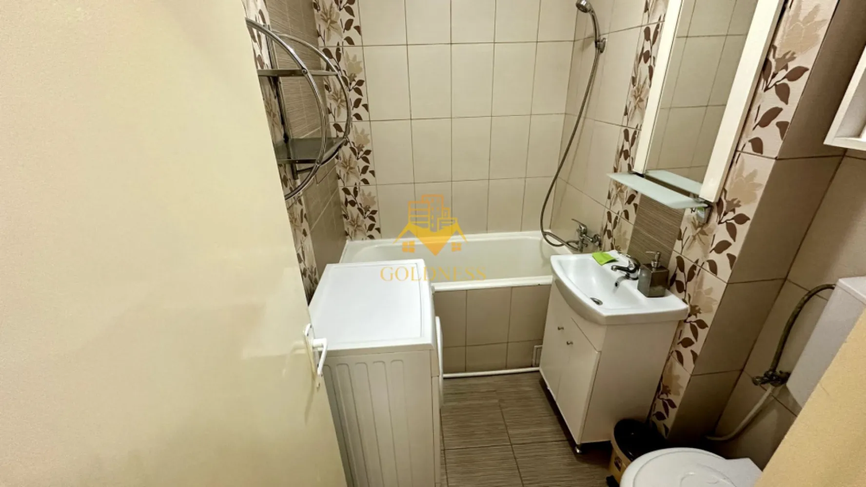 1 camera, Gheorgheni, Detunata, Iulius Mall, FSEGA, Unirii, Profi - GOLDNESS Imobiliare vă propune spre închiriere un apartament cu 1 camere complet mobilat și utilat, la etajul 1 într-un imobil de 10 etaje, în Cartierul Gheorgheni.
Se află în apropierea stațiilor de transport în comun, magazine, restaurante, spații verzi, farmacii, etc. 

Apartamentul este compartimentat astfel:
 - camera cu dormitor cu pat matrimonial, dressing, noptiere
 - bucătărie complet utilată și mobilată, loc de servit masa 
 - baie cu cada, calorifer port prosop și dulap pentru depozitare.
 - balcon 3mp.

Imobilul este dotat cu toate cele necesare- termoficare, frigider, aragaz, hotă, mașină de spălat haine, etc. 

Dacă sunteți interesați de acest apartament și doriți să îl vizionați, dar și pentru alte oferte nu ezitați să ne contactați telefonic sau prin e-mail. Vă stăm la dispoziție!
Pentru intermediere se percepe un comision de 50% din prețul chiriei!