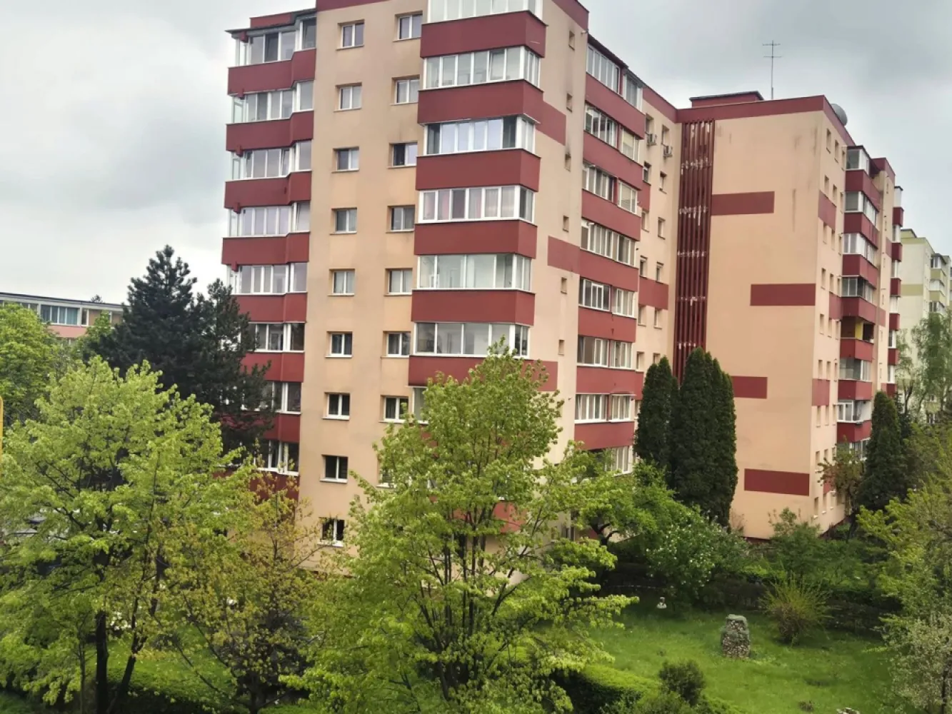 Zona Spitalul Judetean, apartament renovat complet - La 5 minute de Parcul Trandafirilor și Dealul Melcilor, vă propunem spre închiriere un apartament în suprafață de 54 mp, compus din 2 camere decomandate, loc de luat masa, spațiu de gătit , spații de depozitare, hol, baie cu cadă și aerisire naturală( geam).
Este situat la etajul 3, într-un bloc cu lift, casa scării curată, vecini civilizați, orientare sudică spre o stradă puțin circulată
Este mobilat si utilat complet conform pozelor, , într-o zonă liniștită, deține - 2 locuri de parcare 
Dotari:
Centrală termică proprie, mașină de spălat haine , frigider, cutor electric, plita inducție, cuptor cu microunde
și 3 televizoare
Toate lucrurile sunt într-o stare foarte bună, canapelele sunt extensibile și electrocasnicele noi.

Liber la închiriere, proprietar persoană fizică, se închiriază pe termen lung, nu se acceptă animale de companie. 
Garanția unei tranzacții sigure: 
În calitate de Reprezentant al acestui imobil, garantez că toate informațiile corespund realității, pozele sunt reale, situația juridică a imobilului a fost verificată, actele de proprietate sunt verificate
DETALIILE sunt stabilite în baza unui contract cu proprietarul și NU SUNT CU CARACTER INFORMATIV.

Proprietate complet pregătită pentru mutare!

Sună acum pentru detalii și vizionare!