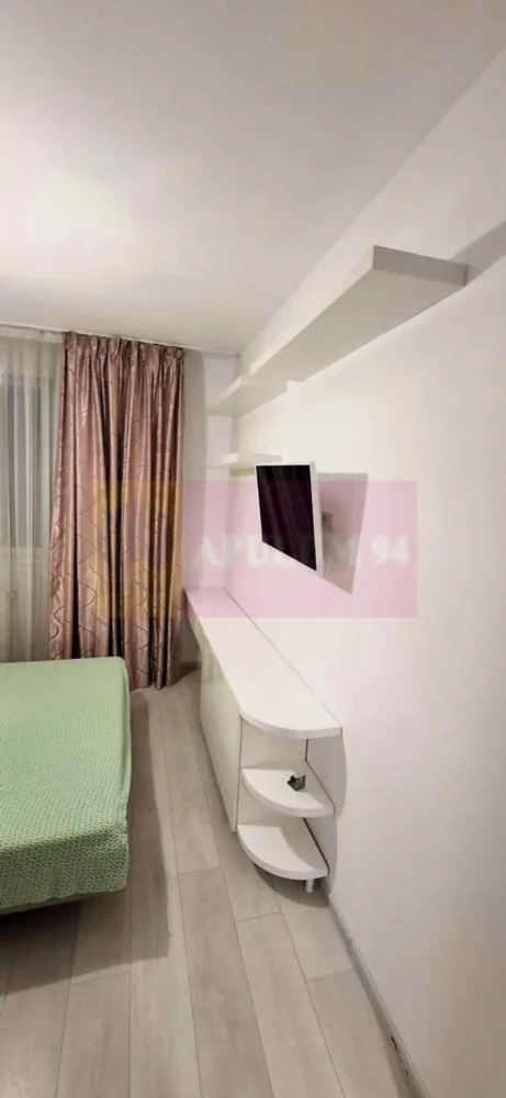 Apartament 2 camere Viva Residence, mobilat complet, aproape de metrou - Disponibil de la 1 August 2026.
Apartament 2 camere semidecomandat, 48 mp, etaj 5/9 cu lift, în Viva Residence, sector 4, Drumul Binelui. La 5 min de metrou Aparatorii Patriei, aproape de Sun Plaza și Grand Arena.

Dotări:

-Bucătărie separată: frigider, aragaz, hotă, cuptor
-Mașină de spălat rufe
-2 aparate AC (în ambele camere)
-TV, internet , interfon
-Centrală proprie, apometre
-Geamuri termopan, parchet, gresie, faianță
-Baie cu cadă

Detalii:
- Pet friendly ( se achita 2 luni garantie )
- Loc parcare: 50 €/lună (opțional)
- Contract minim 12 luni
Preț: 450 €/lună
Garanție: 2 luni chirie (1 lună garantie se poate plati in 2 transe )
Avans: 1 lună chirie
Onorariu Agentie 0

Sună pentru vizionare!