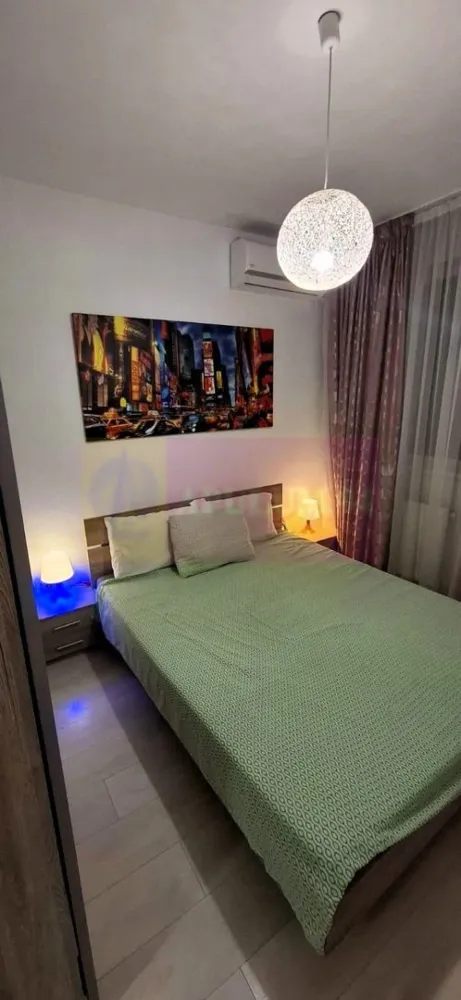 Apartament 2 camere Viva Residence, mobilat complet, aproape de metrou - Disponibil de la 1 August 2026.
Apartament 2 camere semidecomandat, 48 mp, etaj 5/9 cu lift, în Viva Residence, sector 4, Drumul Binelui. La 5 min de metrou Aparatorii Patriei, aproape de Sun Plaza și Grand Arena.

Dotări:

-Bucătărie separată: frigider, aragaz, hotă, cuptor
-Mașină de spălat rufe
-2 aparate AC (în ambele camere)
-TV, internet , interfon
-Centrală proprie, apometre
-Geamuri termopan, parchet, gresie, faianță
-Baie cu cadă

Detalii:
- Pet friendly ( se achita 2 luni garantie )
- Loc parcare: 50 €/lună (opțional)
- Contract minim 12 luni
Preț: 450 €/lună
Garanție: 2 luni chirie (1 lună garantie se poate plati in 2 transe )
Avans: 1 lună chirie
Onorariu Agentie 0

Sună pentru vizionare!