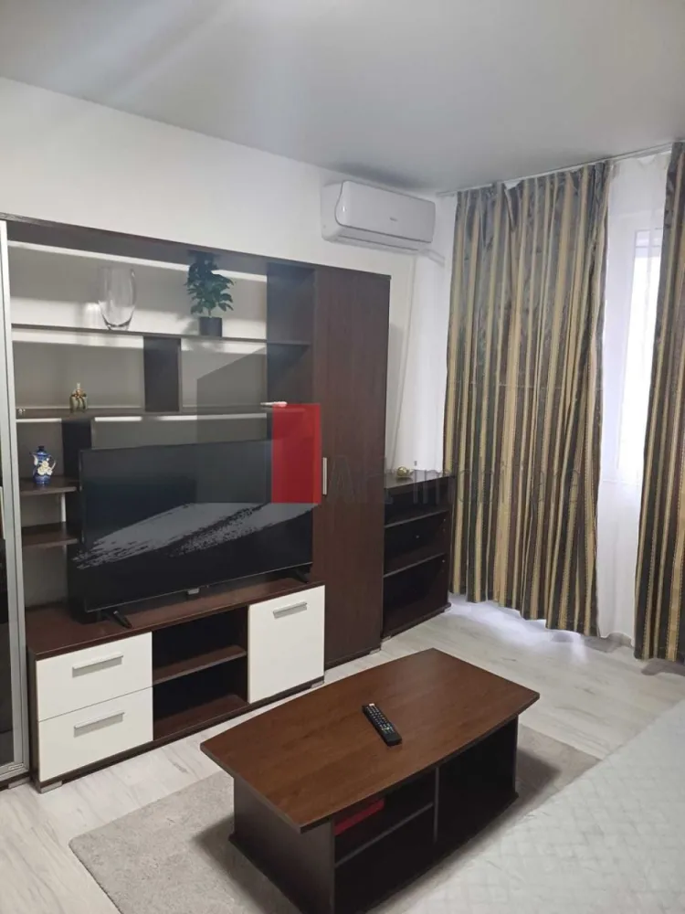 Apartament 2 camere Bd. Obregia - Apartamentul este complet renovat, fiind schimbate instalațiile electrice (pe cupru) și sanitare. Ușile, parchetul au fost înlocuite.Ușa de la intrare este metalică. Suprafața utilă totală de 50 mp include și suprafața balconului, de 6mp. Balconul este închis.
Bucătăria este spațioasă, iar în apartament a fost montat un aparat de aer condiționat.

Imobilul, izolat termic, este la 3 stații de autobuz de Stația de metrou Piața Sudului și Sun Plaza, adică la 10 minute cu mijloacele de transport. Grand Arena este la 2 distații.
STB: 72, 73, N105.

În apropiere sunt școlile 189 și 194, Piața Berceni Sud, Mega Image. 
Apartamentul se vinde mobilat și utilat.

Nu ezitați să mă contactați pentru informații sau stabilirea unei vizionări!
