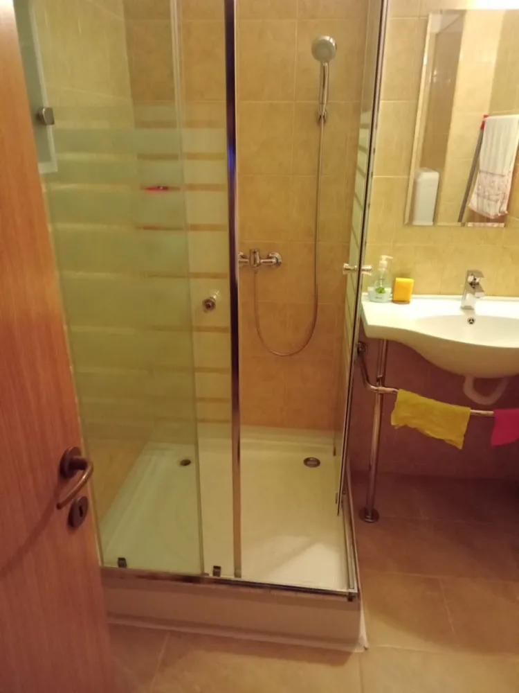 Apartament de Vanzare - Zona Brancoveanu - 55 mp - Se oferă spre vânzare un apartament cu 2 camere situat în zona Brancoveanu, într-un bloc construit în anul 1970, amplasat la etajul 1 din 4.

Locuința este parțial mobilată și reprezintă o opțiune potrivită atât pentru locuit, cât și pentru investiție. Apartamentul beneficiază de instalații și cabluri trase prin perete, oferind un aspect îngrijit și modern, fără cabluri aparente. De asemenea, este conectat la fibră optică, asigurând internet de mare viteză.

Caracteristici:

2 camere
Etaj 1/4
Bloc construit în 1970
Parțial mobilat
Cabluri TV și internet trase prin perete
Conexiune fibră optică
Uscatorie pe scara.
Zonă cu acces facil la transport, magazine și alte puncte de interes

Pentru detalii suplimentare și programarea unei vizionări, vă rog să mă contactați.

pret: 170000 e neg.

Alexximob Estate - tel. 0751454742

comision 1%