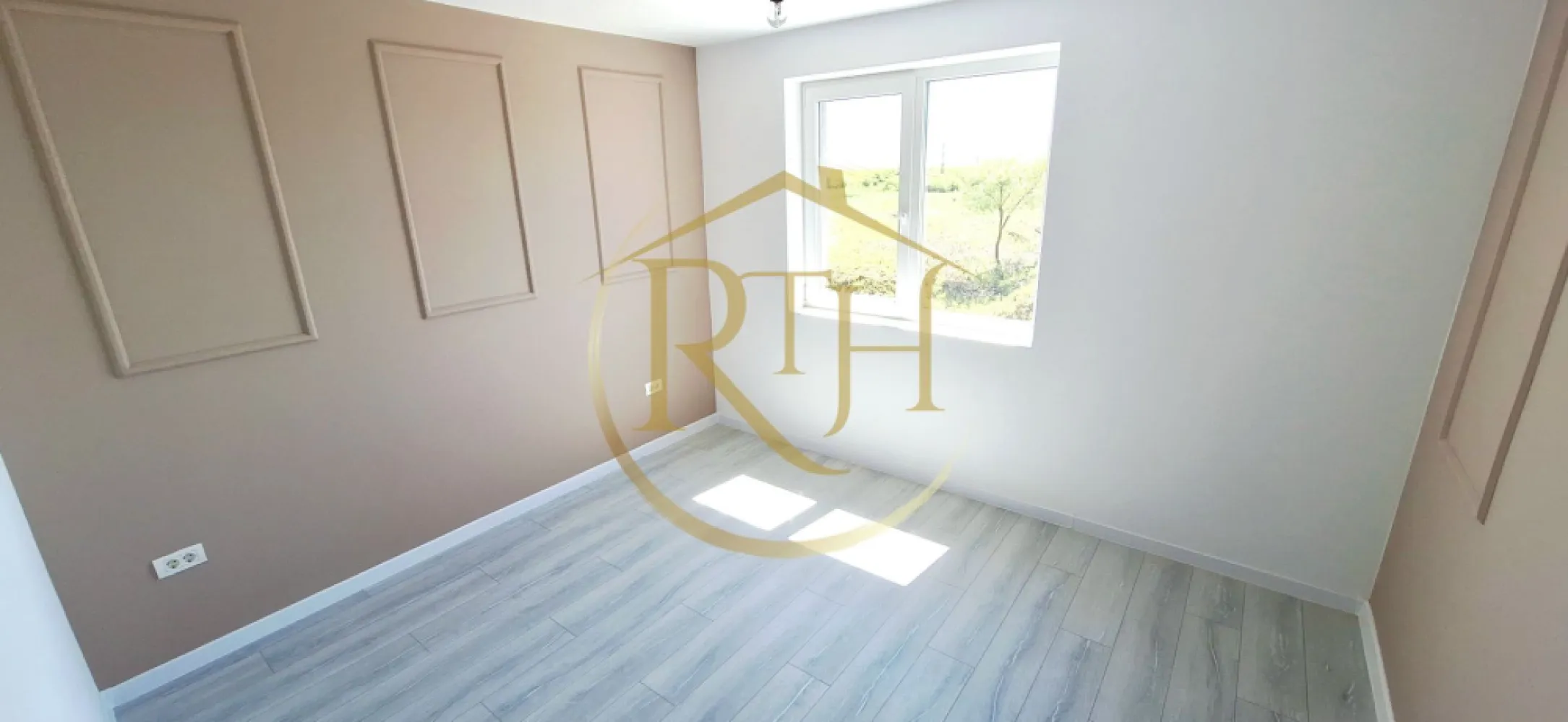 Oferim spre vanzare apartamente noi, 0% Comision, situate in Giroc - Avem deosebita placere de a va oferi spre vanzare, direct de la dezvoltator Premium Residence, aparamente cu 1 camera, 2 camere si 3 camere, situate in cel mai nou complex rezidential din zona Calea Urseni, complex in plina dezvoltare .
Apartamentele se predau la cheie, finisaje de lux de cea mai buna calitate si compartimentare eficienta care satisface toate nevoile clientilor nostri ( decomandate sau semidecomandate ), spatiile sunt generoase si cu multa lumina naturala.
Complexul Premium Residence se afla in zona Calea Urseni, in apropiere de Centre Comerciale, magazine si supermarket.uri precum, Profi, Lidl, Mega, Continental .
Constructia este din caramida poroterm, izolatie eficienta, geamuri termopan, iar confortul termic este asigurat cu ajutorul centralei pe gaz si incalzire in pardoseala .
Locuitorii complexului Premium Residence beneficieaza la achizitionarea unui apartament si de un loc de parcare GRATUIT, loc de joaca pentru copii, parcuri, suport pentru biciclete, iluminat stradal si supraveghere video pentru fiecare imobil .
Acceptăm orice tip de credit bancar şi oferim GRATUIT consultanţă în vederea obţinerii unui credit pentru achiziţionarea imediată a unui apartament din complexul Premium Residence .
Preturile incep de la : - 1 camera - 37 mp - 71500 euro
- 2 camere - de la 43 mp la 50 mp - intre 79500 euro pana la 90000 euro
- 3 camere - 58 mp - 101000 euro .
Acum poti viziona si online accesand link.ul de youtube : https://youtu.be/JM87OTmZnFY?is=Vosi85BiWGhas9B1
Proprietatre reprezentata de RealTimHouse.ro - Un pas spre un loc doar al tau !
Va asteptam cu drag la o vizionare .
