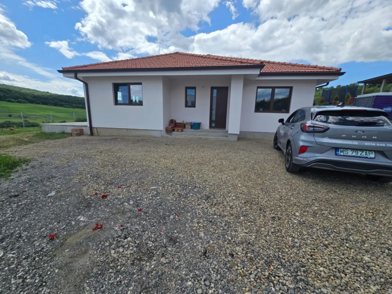 Casa 4 camere,2 băi,127 mp, 618mp teren, 0% comision - Contact 0774048706 Bogdan
De vânzare casă pe 1 nivel, singur în curte 4 camere situată în Livezeni suprafața utilă de 127 mp. suprafata construită 164 mp. amplasată pe un teren cu suprafața de 618 mp, 
Compartimentare:
 1 living, 1 bucătărie, 2 băi, 3 dormitoare, 1 cameră tehnică, 1 dressing,1 terasă, 1 hol

Detalii:
- centrală termică, calorifere, geamuri tripan
- fundația casei are o adâncime de 1 m, pereții sunt din cărămidă, acoperișul de țiglă, izolată cu polistiren de 10 cm.
- pod izolat cu vată bazaltică si folie de aluminiu
- anul construcției 2024

Utilitați:
- curent, apă, gaz, canalizare

Casa se vinde semifinisată la prețul de 175.000 Euro negociabil. Comision ZERO!
Contact 0774048706 Bogdan
Daca vă place această ofertă sau pentru alte informații sunați la numărul de contact din anunț! 
Compania Zap Imobiliare vă pune la dispoziție toate actele și documentele necesare alături de asistență și consiliere permanentă până la finalizarea achiziției imobiliare. 
Ne dorim să îți oferim cea mai plăcută experiență, îndeplinim vise cu pereți!