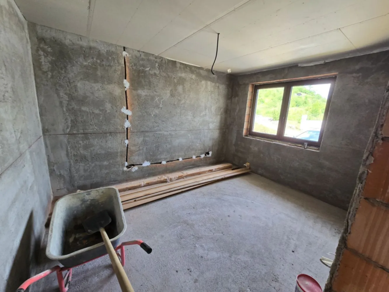 Casa 4 camere,2 băi,127 mp, 618mp teren, 0% comision - Contact 0774048706 Bogdan
De vânzare casă pe 1 nivel, singur în curte 4 camere situată în Livezeni suprafața utilă de 127 mp. suprafata construită 164 mp. amplasată pe un teren cu suprafața de 618 mp, 
Compartimentare:
 1 living, 1 bucătărie, 2 băi, 3 dormitoare, 1 cameră tehnică, 1 dressing,1 terasă, 1 hol

Detalii:
- centrală termică, calorifere, geamuri tripan
- fundația casei are o adâncime de 1 m, pereții sunt din cărămidă, acoperișul de țiglă, izolată cu polistiren de 10 cm.
- pod izolat cu vată bazaltică si folie de aluminiu
- anul construcției 2024

Utilitați:
- curent, apă, gaz, canalizare

Casa se vinde semifinisată la prețul de 175.000 Euro negociabil. Comision ZERO!
Contact 0774048706 Bogdan
Daca vă place această ofertă sau pentru alte informații sunați la numărul de contact din anunț! 
Compania Zap Imobiliare vă pune la dispoziție toate actele și documentele necesare alături de asistență și consiliere permanentă până la finalizarea achiziției imobiliare. 
Ne dorim să îți oferim cea mai plăcută experiență, îndeplinim vise cu pereți!