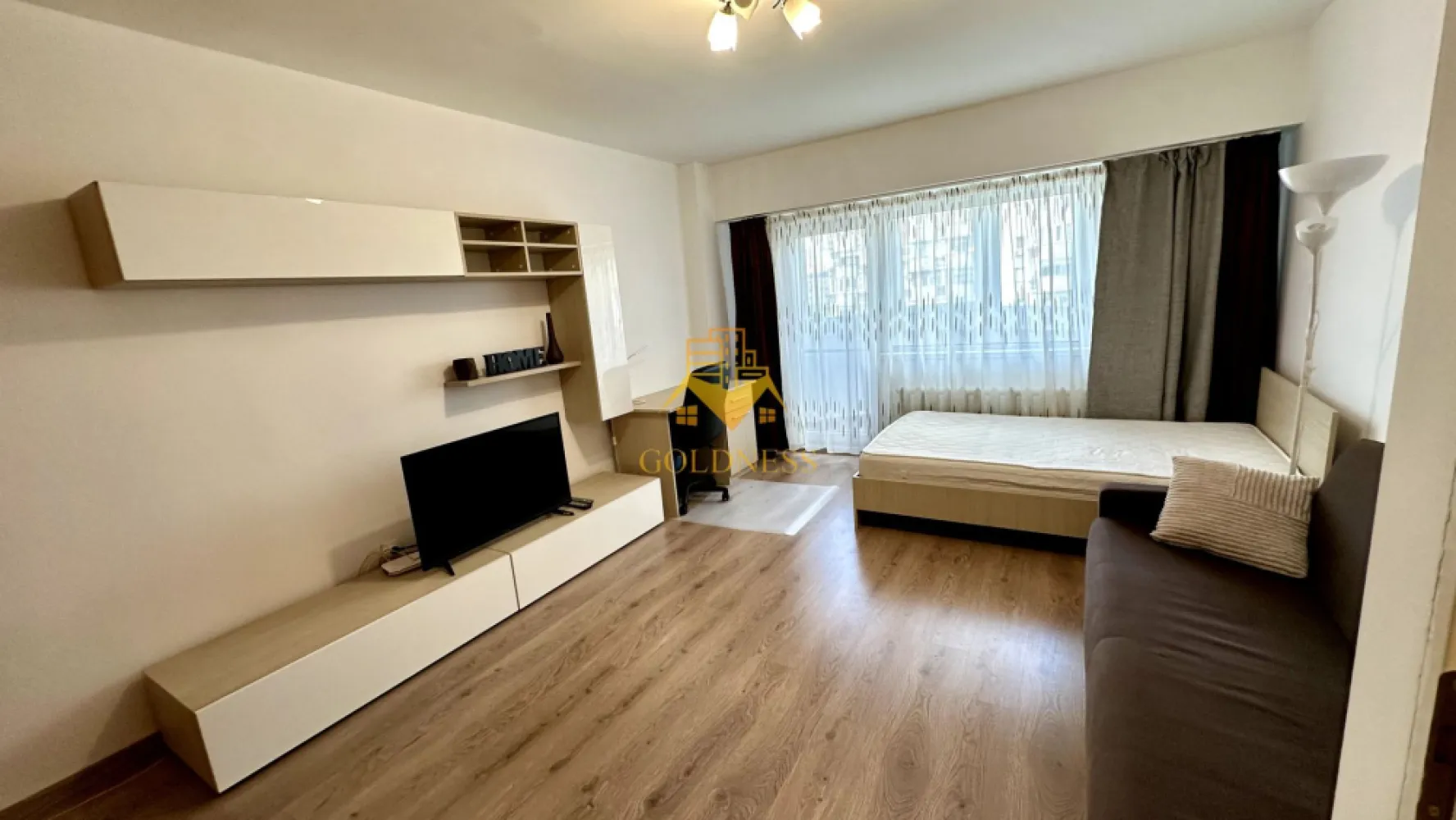1 camera studio, Manastur, zona Kaufland, USAMV, UMF, Platinia - GOLDNESS Imobiliare vă propune spre închiriere un apartament cu o camera tip studio complet mobilat și utilat, la etajul 5 într-un imobil de 8 etaje, în cartierul Manastur.

Apartamentul este compartimentat astfel:
 - camera cu pat matrimonial, canapea extensibila dressing, spatiu pentru depozitare, birou
 - bucatarie complet mobilata si utilataloc de servit masa 
 - baie cu cabina de dus, calorifer port prosop inox și dulap pentru depozitare.
 - balcon de 4 mp.

Imobilul este dotat cu toate cele necesare - mașină de spălat haine, frigider, plită pe gaz, etc. 
Se află în apropierea stațiilor de transport în comun, magazine, restaurante, spații verzi, farmacii, etc. 

Dacă sunteți interesați de acest apartament și doriți să îl vizionați, dar și pentru alte oferte nu ezitați să ne contactați telefonic sau prin e-mail. Vă stăm la dispoziție!
Pentru intermediere se percepe un comision de 50% din prețul chiriei!