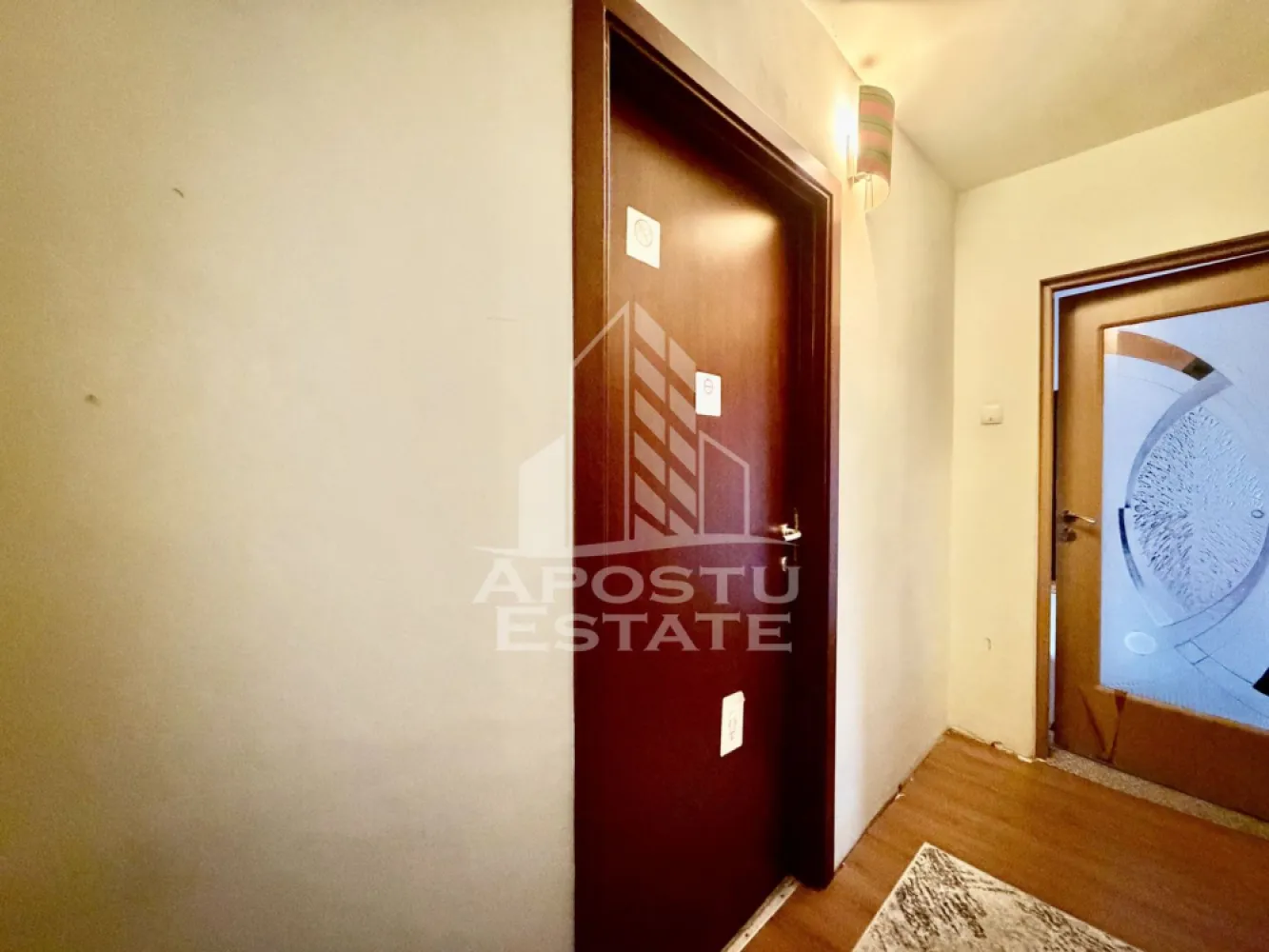 Apartament cu 3 camere,semidecomandat,centrala proprie ,zona Girocului