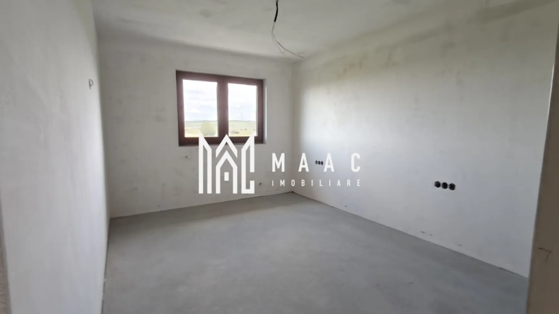 Casă individuală I 5 camere I 120 mpu I Curte 380 mp I Șura Mică - MAAC Imobiliare vă propune spre achiziție o casă nouă situată în Șura Mică, într-un cartier rezidențial aflat în plină expansiune, ideală pentru familiile care își doresc confort, funcționalitate și acces rapid către Sibiu și principalele zone de interes din apropiere. Construită cu atenție la detalii și materiale de calitate, această proprietate oferă un spațiu modern, bine compartimentat și adaptat unui stil de viață confortabil.

Locuința dispune de o suprafață utilă de 120 mp și este construită pe regim de înălțime Parter + Etaj + Pod, având fundație din beton și zidărie realizată din cărămidă Porotherm, pentru un plus de durabilitate și eficiență termică.

Compartimentarea este practică și eficientă, oferind spații generoase și bine luminate natural:
-Parter: hol de intrare, living spațios, bucătărie închisă cu acces către camera tehnică, birou, baie și casa scării
-Etaj: hol central, 3 dormitoare luminoase și 2 băi moderne
-Pod: spațiu accesibil destinat depozitării

Imobilul se predă la interior în stadiul LA ALB și beneficiază de:
-Centrală termică instalată
-Încălzire în pardoseală la parter și calorifere la etaj
-Ușă principală montată și geamuri termopan Salamander cu 3 foi de sticlă
-Șapă elicopterizată
-Pereți gletuiți și vopsiți
-Instalații electrice și sanitare finalizate și poziționate corespunzător

Exteriorul se predă LA CHEIE și include:
-Fațadă complet izolată termic și finisată cu tencuială decorativă
-Terasă exterioară finisată complet
-Gard de împrejmuire realizat
-Curte parțial pavată pentru acces auto și pietonal

Unul dintre avantajele importante ale acestei proprietăți este poziționarea într-o zonă cu acces facil către Parcul Industrial Șura Mică, Zona Industrială Vest Sibiu și Aeroportul Internațional Sibiu. De asemenea, viitorii proprietari beneficiază de acces rapid la grădiniță cu program prelungit, școală primară și gimnazială din comună, ceea ce face ca această locuință să fie ideală pentru familii.

Această casă reprezintă alegerea potrivită pentru cei care caută o proprietate nouă, modernă și bine poziționată, într-o zonă rezidențială cu potențial ridicat de dezvoltare.

Pentru mai multe informații sau pentru programarea unei vizionări, vă rugăm să precizați telefonic că ați văzut anunțul cu CP2378080.