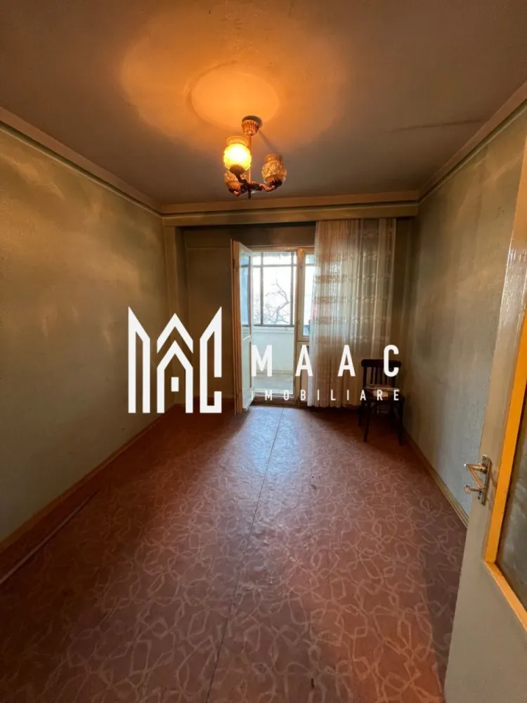 Apartament 4 camere I Central- Spitalul Județean I Etaj 1 I Decomandat - MAAC Imobiliare vă propune spre vânzare un apartament cu 4 camere decomandate, situat la etajul 1 din 7, în zona centrală a Sibiului, o locație premium, potrivită atât pentru rezidență, cât și pentru investiție în regim hotelier.

Apartamentul este amplasat vis-a-vis de Spitalul Județean, foarte aproape de Mall, Centrul Istoric, Gară, precum și de școli și licee de prestigiu, beneficiind de acces rapid la toate punctele de interes ale orașului.

Compartimentare:
-hol
-4 camere, toate cu ieșire pe balcon
-bucătărie închisă
-3 balcoane
-2 băi
-debara
-cămară
-pivniță

Finisajele sunt clasice și necesită renovare, oferind posibilitatea amenajării după preferințe. Datorită poziționării centrale și compartimentării generoase, proprietatea este potrivită atât pentru locuință proprie, cât și pentru închiriere în regim hotelier sau pe termen lung.

Avantaje:
-etaj 1 din 7
-bloc dotat cu lift
-zonă centrală
-proximitate față de Spitalul Județean și Promenada Mall
-acces rapid către centre comerciale, instituții de învățământ, culturale și sanitare
-parcare stradală

Pentru mai multe detalii vă rugăm să menționați la telefon numărul CP2279487.
