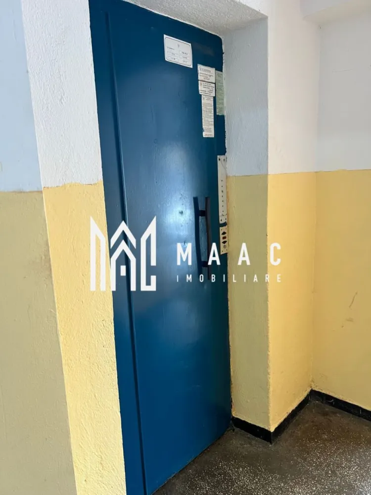 Apartament 4 camere I Central- Spitalul Județean I Etaj 1 I Decomandat - MAAC Imobiliare vă propune spre vânzare un apartament cu 4 camere decomandate, situat la etajul 1 din 7, în zona centrală a Sibiului, o locație premium, potrivită atât pentru rezidență, cât și pentru investiție în regim hotelier.

Apartamentul este amplasat vis-a-vis de Spitalul Județean, foarte aproape de Mall, Centrul Istoric, Gară, precum și de școli și licee de prestigiu, beneficiind de acces rapid la toate punctele de interes ale orașului.

Compartimentare:
-hol
-4 camere, toate cu ieșire pe balcon
-bucătărie închisă
-3 balcoane
-2 băi
-debara
-cămară
-pivniță

Finisajele sunt clasice și necesită renovare, oferind posibilitatea amenajării după preferințe. Datorită poziționării centrale și compartimentării generoase, proprietatea este potrivită atât pentru locuință proprie, cât și pentru închiriere în regim hotelier sau pe termen lung.

Avantaje:
-etaj 1 din 7
-bloc dotat cu lift
-zonă centrală
-proximitate față de Spitalul Județean și Promenada Mall
-acces rapid către centre comerciale, instituții de învățământ, culturale și sanitare
-parcare stradală

Pentru mai multe detalii vă rugăm să menționați la telefon numărul CP2279487.