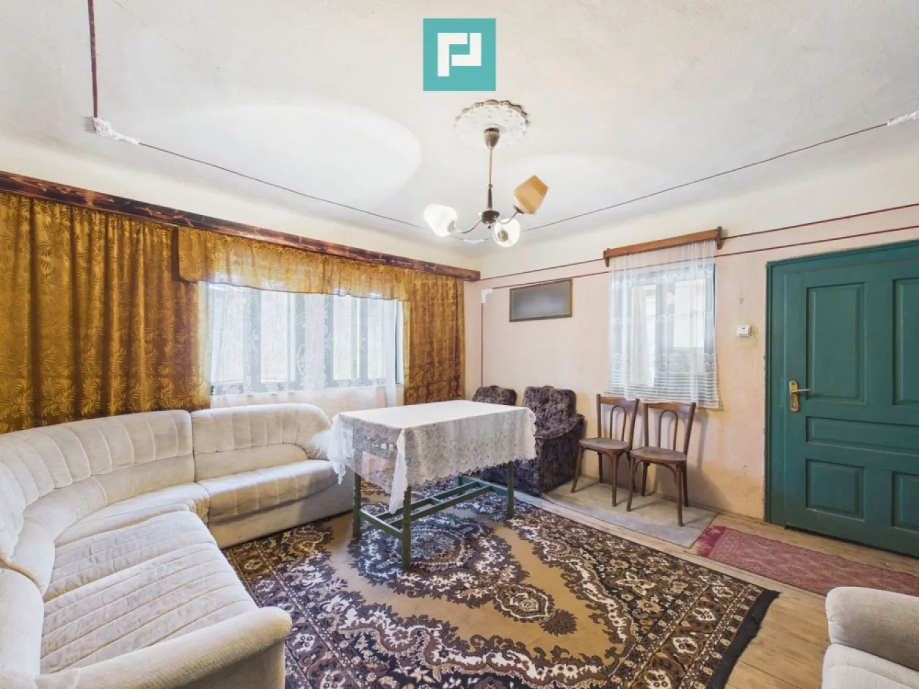 Proprietate rară cu 24.270 mp, în Măgulicea, Arad! - PROPERTY LAB vă prezintă spre vânzare: 
Proprietate deosebită cu teren generos, situată la poalele Munților Apuseni – Măgulicea, comuna Vârfurile, județul Arad
Vă propun spre vânzare o proprietate autentică, cu un potențial remarcabil, amplasată într-un cadru natural deosebit, în localitatea Măgulicea, comuna Vârfurile, județul Arad. Proprietatea se remarcă prin suprafața generoasă de teren, construcțiile solide și poziționarea într-o zonă liniștită, cu aer curat și peisaje de munte.
Suprafață teren:
Teren intravilan: 5.108 mp
Teren extravilan: 19.162 mp
Casa principală: 
Construcție solidă din cărămidă, cu fundație din piatră de codru, compusă din: 1 hol generos, 2 camere spațioase, 1 șpais mare
pivniță la demisol, uscată, mare și betonată
Acoperișul este în stare bună, realizat din structură de lemn și învelitoare din țiglă. Podeaua este construită pe grinzi de lemn, acoperite cu scândură.
Anexă locuibilă: 1 bucătărie,1șpais baie cu geam,atelier de tâmplărie
Construcția este realizată din cărămidă, cu fundație din piatră de codru și acoperiș din lemn cu țiglă, aflat în stare bună.
Anexe gospodărești:
grajd din cărămidă, cu podea betonată și placă de beton în structura acoperișului
colnă mare pentru depozitarea fânului,grajd din lemn pentru animale
Proprietatea beneficiază de teren fertil, ideal pentru agricultură și creșterea animalelor, incluzând:
livadă cu pomi fructiferi maturi pe rod (meri, peri, nuci, cireși), cultivați natural,pășune,zonă împădurită
Utilități:
energie electrică trifazată și monofazată
fântână pietruită, cu izvor la 18 metri adâncime
posibilitate de racordare la rețeaua de apă a localității (la aproximativ 100 m)
posibilitate de racordare la internet
Încălzirea se realizează pe lemne.
Oportunități de investiție și afaceri: Datorită poziționării la poalele Munților Apuseni și a suprafeței generoase de teren, proprietatea oferă multiple posibilități de dezvoltare:
agroturism sau pensiune rurală, într-o zonă tot mai căutată pentru liniște și natură
fermă mixtă 
livadă ecologică și producție de fructe bio sau produse derivate (sucuri naturale, gemuri, dulcețuri)
apicultură, datorită florei bogate și nepoluate
exploatare lemn sau activități conexe (atelier de tâmplărie deja existent)
casă de vacanță sau retreat pentru relaxare, drumeții și turism montan
tabere tematice sau experiențe rurale pentru turiști
Zona este recunoscută pentru aerul curat, resursele naturale și produsele alimentare de calitate superioară.
Acces: Accesul se face din DN 76 (parte din drumul european E79), continuând aproximativ 2 km pe drum județean și 800 m pe drum comunal pietruit.
Localizare: Situată într-o zonă montană liniștită, proprietatea oferă un echilibru ideal între intimitate și accesibilitate.
Distanțe aproximative:
Oradea – 80 km
Stațiunea Arieșeni – acces facil
Brad – 60 km
Deva – 90 km
Arad – 150 km

Claudiu Coșeri - Consultant Imobiliar Propertylab
Telefon: 0741 406 291

CP3035836