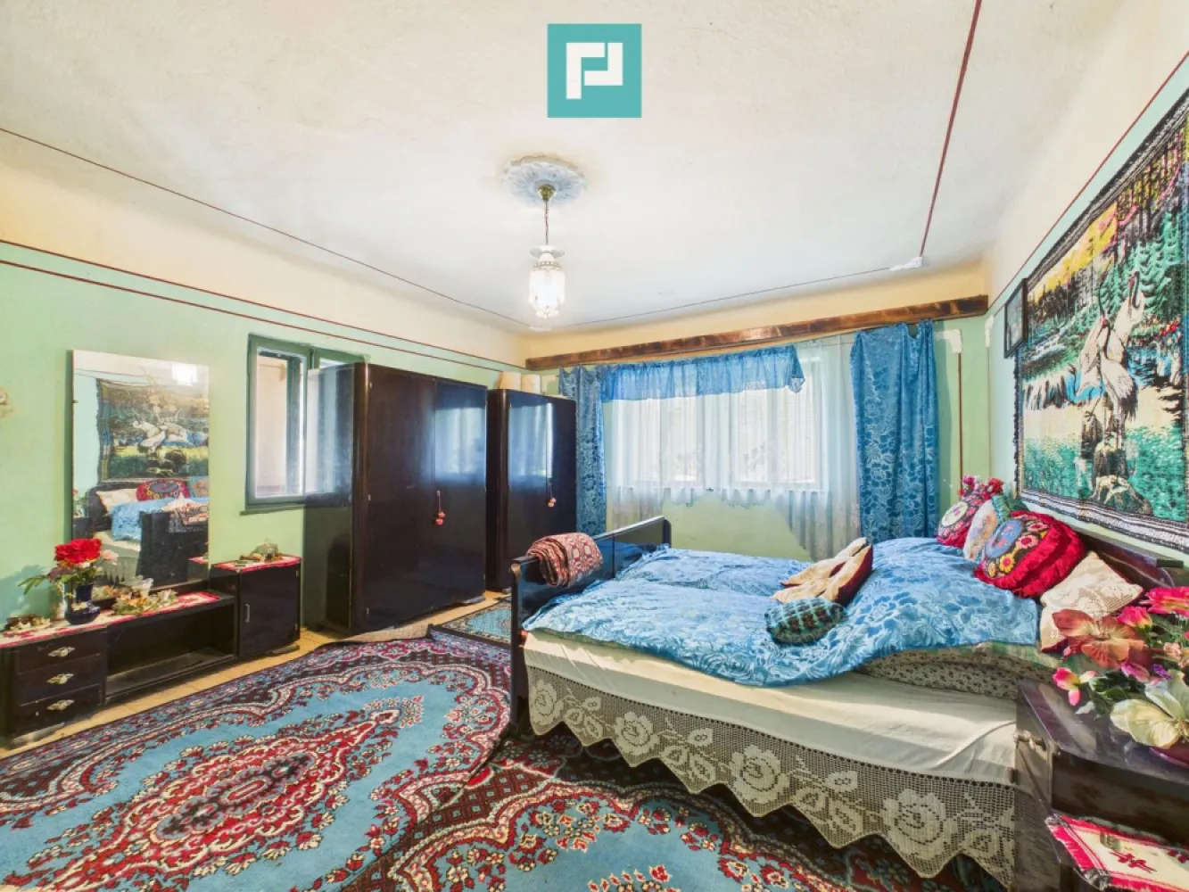 Proprietate rară cu 24.270 mp, în Măgulicea, Arad! - PROPERTY LAB vă prezintă spre vânzare: 
Proprietate deosebită cu teren generos, situată la poalele Munților Apuseni – Măgulicea, comuna Vârfurile, județul Arad
Vă propun spre vânzare o proprietate autentică, cu un potențial remarcabil, amplasată într-un cadru natural deosebit, în localitatea Măgulicea, comuna Vârfurile, județul Arad. Proprietatea se remarcă prin suprafața generoasă de teren, construcțiile solide și poziționarea într-o zonă liniștită, cu aer curat și peisaje de munte.
Suprafață teren:
Teren intravilan: 5.108 mp
Teren extravilan: 19.162 mp
Casa principală: 
Construcție solidă din cărămidă, cu fundație din piatră de codru, compusă din: 1 hol generos, 2 camere spațioase, 1 șpais mare
pivniță la demisol, uscată, mare și betonată
Acoperișul este în stare bună, realizat din structură de lemn și învelitoare din țiglă. Podeaua este construită pe grinzi de lemn, acoperite cu scândură.
Anexă locuibilă: 1 bucătărie,1șpais baie cu geam,atelier de tâmplărie
Construcția este realizată din cărămidă, cu fundație din piatră de codru și acoperiș din lemn cu țiglă, aflat în stare bună.
Anexe gospodărești:
grajd din cărămidă, cu podea betonată și placă de beton în structura acoperișului
colnă mare pentru depozitarea fânului,grajd din lemn pentru animale
Proprietatea beneficiază de teren fertil, ideal pentru agricultură și creșterea animalelor, incluzând:
livadă cu pomi fructiferi maturi pe rod (meri, peri, nuci, cireși), cultivați natural,pășune,zonă împădurită
Utilități:
energie electrică trifazată și monofazată
fântână pietruită, cu izvor la 18 metri adâncime
posibilitate de racordare la rețeaua de apă a localității (la aproximativ 100 m)
posibilitate de racordare la internet
Încălzirea se realizează pe lemne.
Oportunități de investiție și afaceri: Datorită poziționării la poalele Munților Apuseni și a suprafeței generoase de teren, proprietatea oferă multiple posibilități de dezvoltare:
agroturism sau pensiune rurală, într-o zonă tot mai căutată pentru liniște și natură
fermă mixtă 
livadă ecologică și producție de fructe bio sau produse derivate (sucuri naturale, gemuri, dulcețuri)
apicultură, datorită florei bogate și nepoluate
exploatare lemn sau activități conexe (atelier de tâmplărie deja existent)
casă de vacanță sau retreat pentru relaxare, drumeții și turism montan
tabere tematice sau experiențe rurale pentru turiști
Zona este recunoscută pentru aerul curat, resursele naturale și produsele alimentare de calitate superioară.
Acces: Accesul se face din DN 76 (parte din drumul european E79), continuând aproximativ 2 km pe drum județean și 800 m pe drum comunal pietruit.
Localizare: Situată într-o zonă montană liniștită, proprietatea oferă un echilibru ideal între intimitate și accesibilitate.
Distanțe aproximative:
Oradea – 80 km
Stațiunea Arieșeni – acces facil
Brad – 60 km
Deva – 90 km
Arad – 150 km

Claudiu Coșeri - Consultant Imobiliar Propertylab
Telefon: 0741 406 291

CP3035836