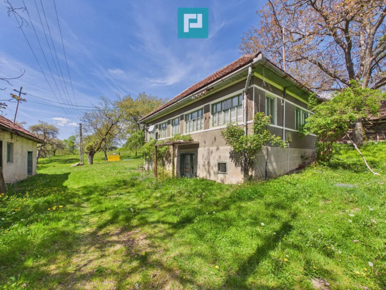 Proprietate rară cu 24.270 mp, în Măgulicea, Arad! - PROPERTY LAB vă prezintă spre vânzare: 
Proprietate deosebită cu teren generos, situată la poalele Munților Apuseni – Măgulicea, comuna Vârfurile, județul Arad
Vă propun spre vânzare o proprietate autentică, cu un potențial remarcabil, amplasată într-un cadru natural deosebit, în localitatea Măgulicea, comuna Vârfurile, județul Arad. Proprietatea se remarcă prin suprafața generoasă de teren, construcțiile solide și poziționarea într-o zonă liniștită, cu aer curat și peisaje de munte.
Suprafață teren:
Teren intravilan: 5.108 mp
Teren extravilan: 19.162 mp
Casa principală: 
Construcție solidă din cărămidă, cu fundație din piatră de codru, compusă din: 1 hol generos, 2 camere spațioase, 1 șpais mare
pivniță la demisol, uscată, mare și betonată
Acoperișul este în stare bună, realizat din structură de lemn și învelitoare din țiglă. Podeaua este construită pe grinzi de lemn, acoperite cu scândură.
Anexă locuibilă: 1 bucătărie,1șpais baie cu geam,atelier de tâmplărie
Construcția este realizată din cărămidă, cu fundație din piatră de codru și acoperiș din lemn cu țiglă, aflat în stare bună.
Anexe gospodărești:
grajd din cărămidă, cu podea betonată și placă de beton în structura acoperișului
colnă mare pentru depozitarea fânului,grajd din lemn pentru animale
Proprietatea beneficiază de teren fertil, ideal pentru agricultură și creșterea animalelor, incluzând:
livadă cu pomi fructiferi maturi pe rod (meri, peri, nuci, cireși), cultivați natural,pășune,zonă împădurită
Utilități:
energie electrică trifazată și monofazată
fântână pietruită, cu izvor la 18 metri adâncime
posibilitate de racordare la rețeaua de apă a localității (la aproximativ 100 m)
posibilitate de racordare la internet
Încălzirea se realizează pe lemne.
Oportunități de investiție și afaceri: Datorită poziționării la poalele Munților Apuseni și a suprafeței generoase de teren, proprietatea oferă multiple posibilități de dezvoltare:
agroturism sau pensiune rurală, într-o zonă tot mai căutată pentru liniște și natură
fermă mixtă 
livadă ecologică și producție de fructe bio sau produse derivate (sucuri naturale, gemuri, dulcețuri)
apicultură, datorită florei bogate și nepoluate
exploatare lemn sau activități conexe (atelier de tâmplărie deja existent)
casă de vacanță sau retreat pentru relaxare, drumeții și turism montan
tabere tematice sau experiențe rurale pentru turiști
Zona este recunoscută pentru aerul curat, resursele naturale și produsele alimentare de calitate superioară.
Acces: Accesul se face din DN 76 (parte din drumul european E79), continuând aproximativ 2 km pe drum județean și 800 m pe drum comunal pietruit.
Localizare: Situată într-o zonă montană liniștită, proprietatea oferă un echilibru ideal între intimitate și accesibilitate.
Distanțe aproximative:
Oradea – 80 km
Stațiunea Arieșeni – acces facil
Brad – 60 km
Deva – 90 km
Arad – 150 km

Claudiu Coșeri - Consultant Imobiliar Propertylab
Telefon: 0741 406 291

CP3035836