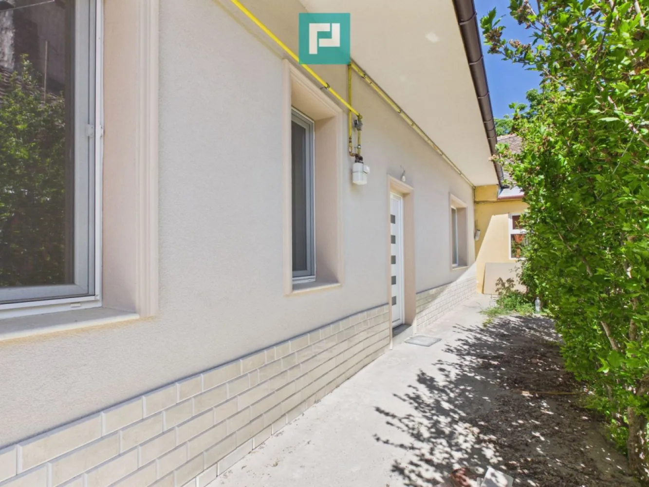Apartament spatiu str Marasesti - Oferim spre închiriere apartament cu 3 camere, situat pe strada Mărășești, într-o zonă accesibilă și bine conectată la principalele puncte de interes ale orașului.

Imobilul are o suprafață utilă de 48 mp și este amplasat într-o curte comună, oferind un plus de liniște și intimitate față de agitația urbană.

Apartamentul este potrivit atât pentru locuință, cât și pentru desfășurarea unei activități de birou, datorită compartimentării eficiente și poziționării avantajoase.

Proprietatea beneficiază de acces facil către mijloace de transport, magazine, instituții și alte facilități urbane.
 Preț: 400 euro/lună

Pentru mai multe detalii sau pentru programarea unei vizionări, nu ezitați să ne contactați.

Dumitrita Jacot - Consultant imobiliar PropertyLAB
Telefon: 0790 474 979
E-mail: Dumitrita.jacot@propertylab.ro

Cod Proprietate 3035245