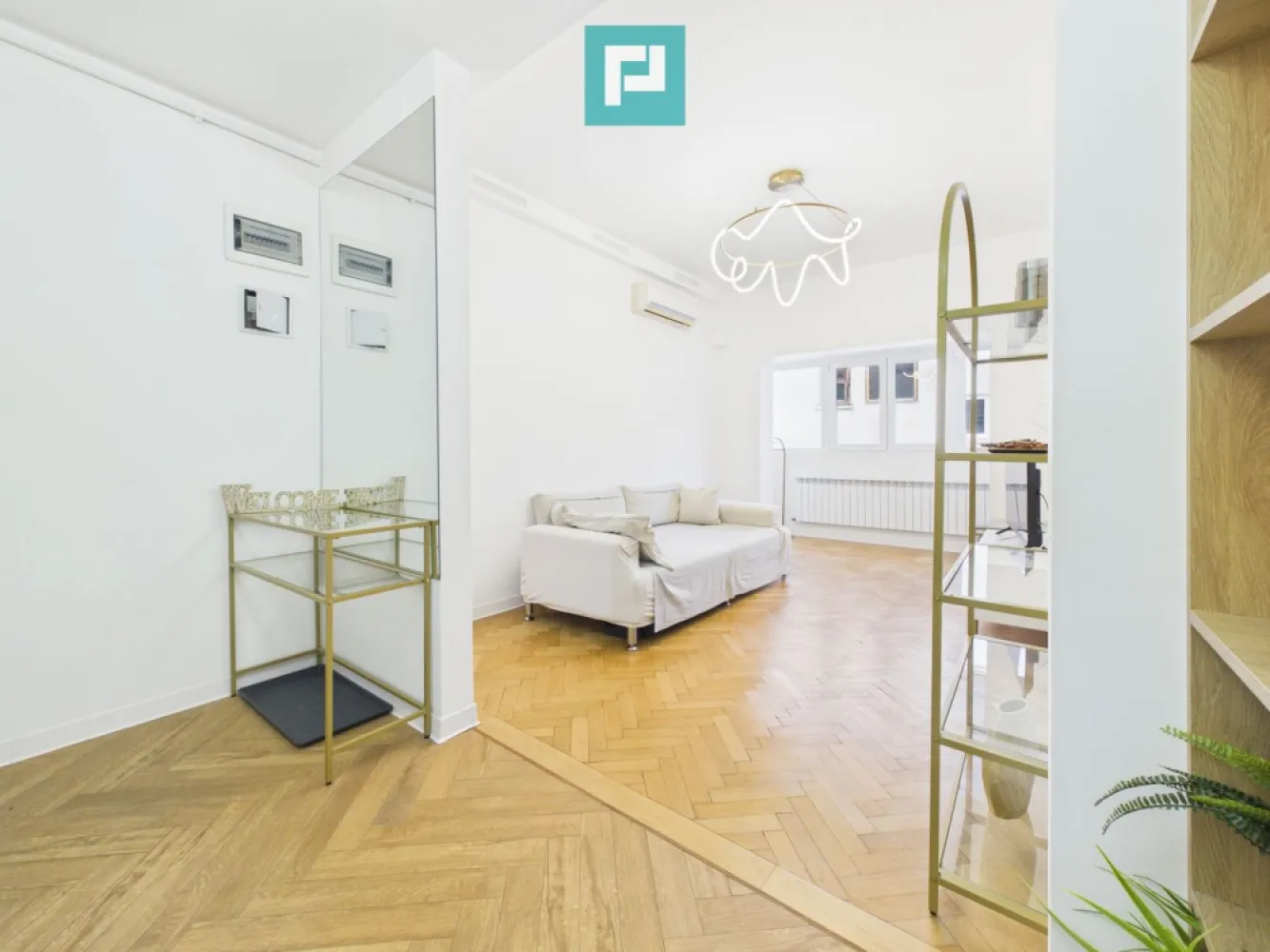 Apartament de 2 camere - Calea Victoriei - Va propunem spre închiriere un apartament modern de 2 camere, situat pe Calea Victoriei, într-o zonă premium, cu acces rapid către restaurante, magazine și mijloace de transport.
Apartamentul are 36 mp utili, este situat la etajul 9 și beneficiază de multă lumină naturală și o priveliște deschisă. Se închiriază complet mobilat, recent renovat și este disponibil imediat.Acesta dispune de centrala termică proprie, living cu bucatarie open-space iar pozitionarea sa este una excelentă, aceasta fiind la bulevard.

Pentru mai multe detalii sau programarea unei vizionări, vă stau la dispoziție:

Ana-Maria Constantin - consultant PropertyLab - 0764071977
ana-maria.constantin@propertylab.ro

CP3035228