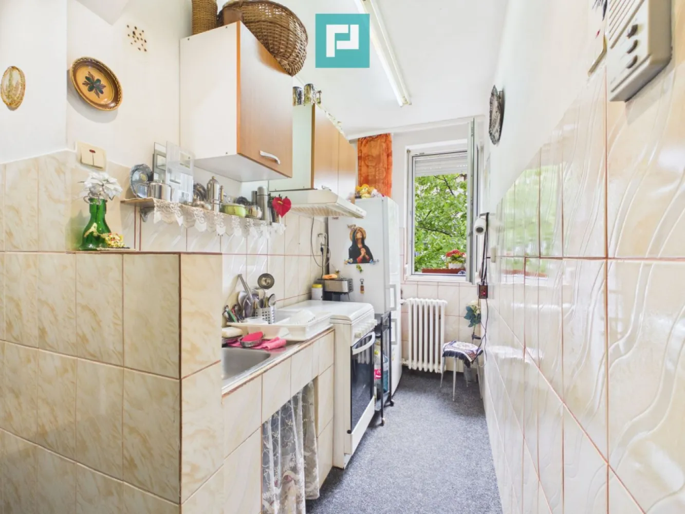 2 camere Rogerius, 33 mp, disponibil imediat - Dacă vrei un apartament accesibil, într-o zonă practică și ușor de valorificat, această variantă de pe Aleea Rogerius merită văzută.

Se vinde apartament semidecomandat, situat la etajul 3, cu suprafață de 33 mp, compus din 2 camere, potrivit pentru locuire sau pentru investiție.

Proprietatea este disponibilă imediat, ceea ce înseamnă că o poți folosi rapid, fie pentru mutare, fie pentru închiriere.

Apartamentul este nemobilat, un avantaj pentru cumpărătorul care vrea să-l amenajeze după propriul gust, fără să piardă timp și bani cu mobilier inutil. În același timp, bucătăria și baia sunt deja mobilate și utilate, deci ai două zone esențiale deja pregătite.

Detalii principale:

2 camere
33 mp
semidecomandat
etaj 3 din 4
finisat clasic
nemobilat
bucătărie mobilată și utilată
baie mobilată și utilată
disponibil imediat

Preț: 67.500 euro

Este o variantă bună pentru:

cuplu tânăr la început
persoană singură care vrea 2 camere, nu garsonieră
investitor care caută un apartament accesibil într-o zonă cunoscută

Dacă vrei un apartament practic, într-o zonă bună din Rogerius, sună și programează o vizionare. La proprietățile corect poziționate, diferența o face viteza de decizie.
Email- alesia.morar@propertylab.ro
tel-0752636517
Cod proprietate-CP3034875