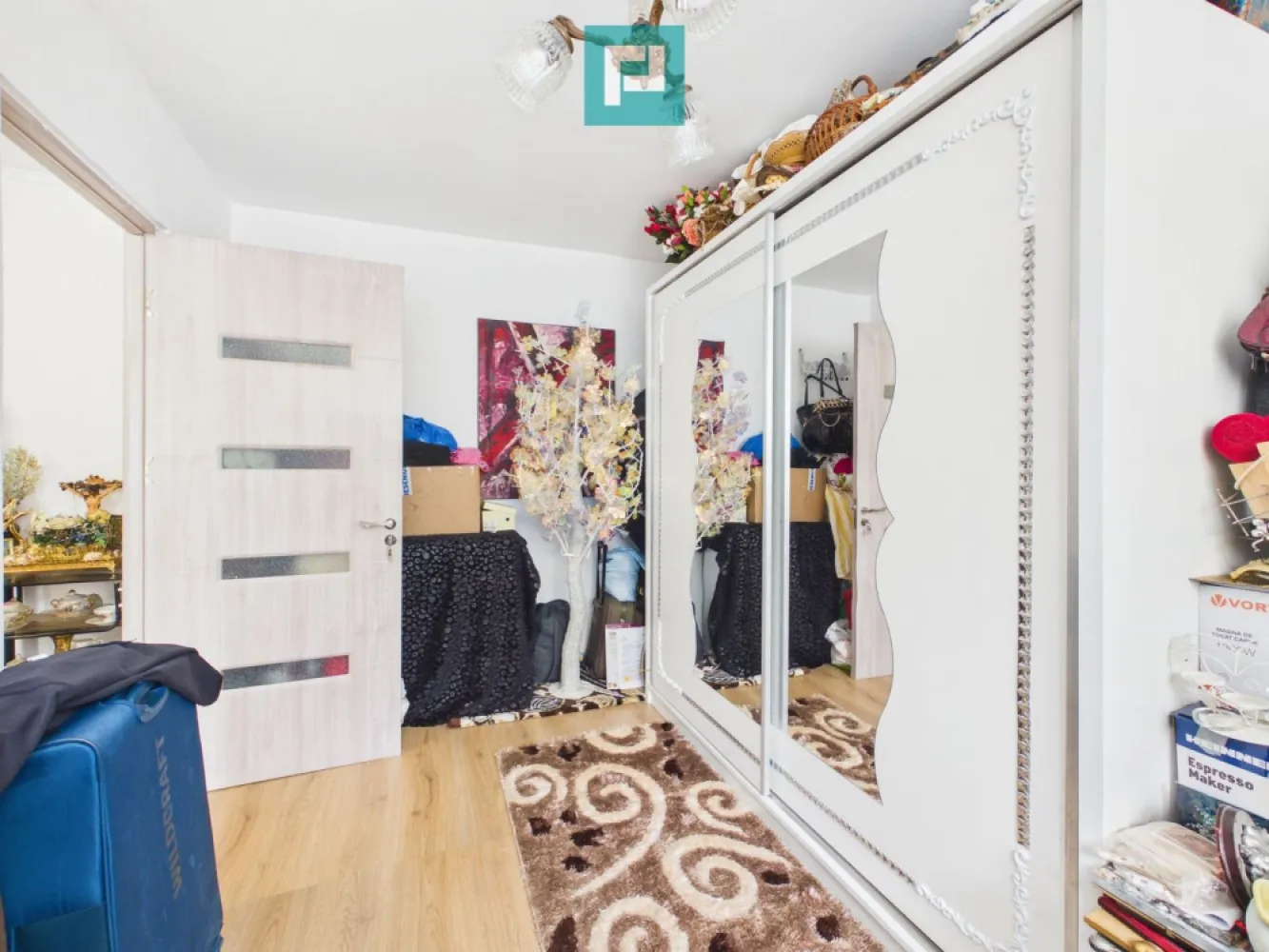 2 camere Rogerius, 33 mp, disponibil imediat - Dacă vrei un apartament accesibil, într-o zonă practică și ușor de valorificat, această variantă de pe Aleea Rogerius merită văzută.

Se vinde apartament semidecomandat, situat la etajul 3, cu suprafață de 33 mp, compus din 2 camere, potrivit pentru locuire sau pentru investiție.

Proprietatea este disponibilă imediat, ceea ce înseamnă că o poți folosi rapid, fie pentru mutare, fie pentru închiriere.

Apartamentul este nemobilat, un avantaj pentru cumpărătorul care vrea să-l amenajeze după propriul gust, fără să piardă timp și bani cu mobilier inutil. În același timp, bucătăria și baia sunt deja mobilate și utilate, deci ai două zone esențiale deja pregătite.

Detalii principale:

2 camere
33 mp
semidecomandat
etaj 3 din 4
finisat clasic
nemobilat
bucătărie mobilată și utilată
baie mobilată și utilată
disponibil imediat

Preț: 67.500 euro

Este o variantă bună pentru:

cuplu tânăr la început
persoană singură care vrea 2 camere, nu garsonieră
investitor care caută un apartament accesibil într-o zonă cunoscută

Dacă vrei un apartament practic, într-o zonă bună din Rogerius, sună și programează o vizionare. La proprietățile corect poziționate, diferența o face viteza de decizie.
Email- alesia.morar@propertylab.ro
tel-0752636517
Cod proprietate-CP3034875