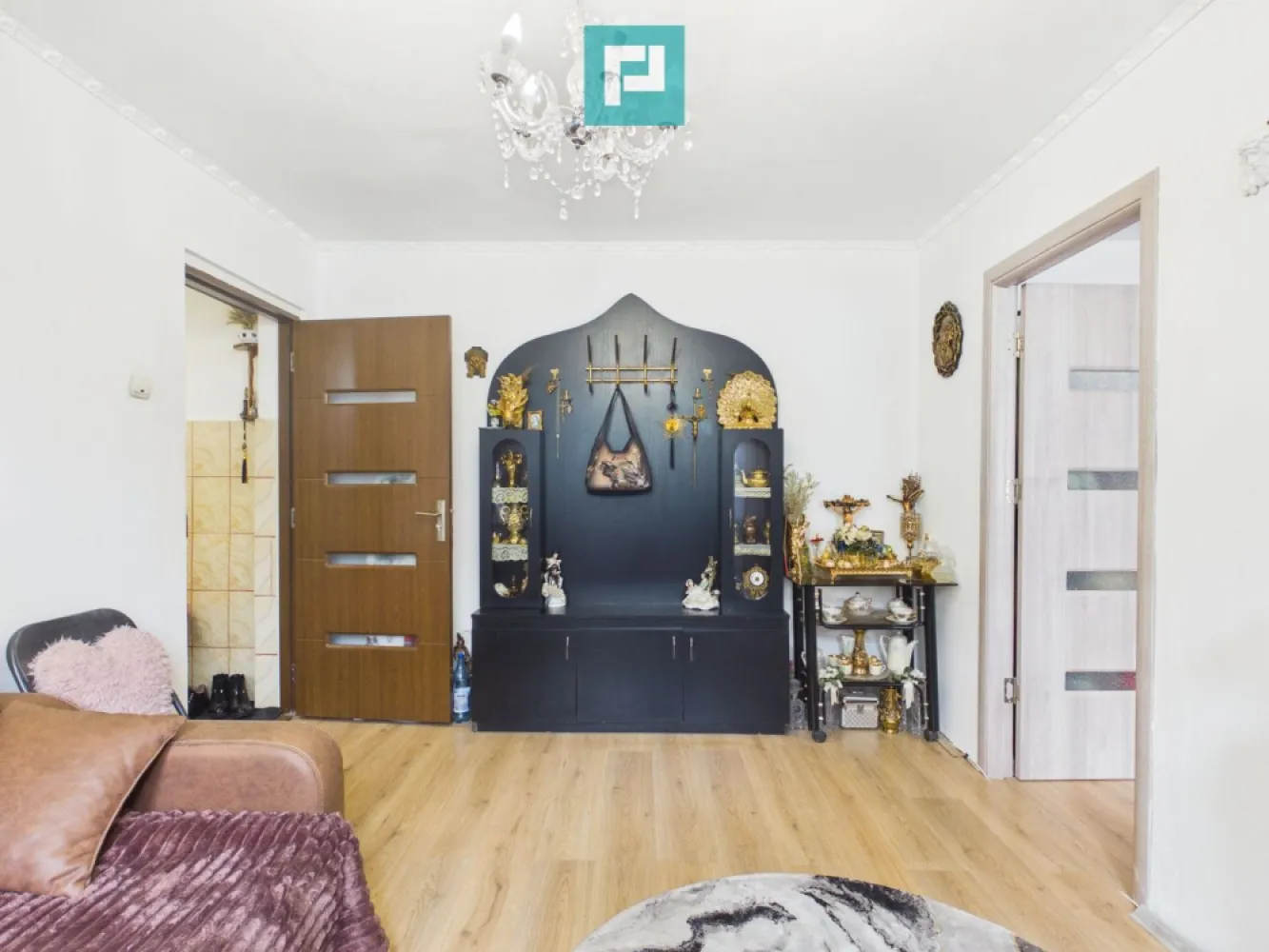 2 camere Rogerius, 33 mp, disponibil imediat - Dacă vrei un apartament accesibil, într-o zonă practică și ușor de valorificat, această variantă de pe Aleea Rogerius merită văzută.

Se vinde apartament semidecomandat, situat la etajul 3, cu suprafață de 33 mp, compus din 2 camere, potrivit pentru locuire sau pentru investiție.

Proprietatea este disponibilă imediat, ceea ce înseamnă că o poți folosi rapid, fie pentru mutare, fie pentru închiriere.

Apartamentul este nemobilat, un avantaj pentru cumpărătorul care vrea să-l amenajeze după propriul gust, fără să piardă timp și bani cu mobilier inutil. În același timp, bucătăria și baia sunt deja mobilate și utilate, deci ai două zone esențiale deja pregătite.

Detalii principale:

2 camere
33 mp
semidecomandat
etaj 3 din 4
finisat clasic
nemobilat
bucătărie mobilată și utilată
baie mobilată și utilată
disponibil imediat

Preț: 67.500 euro

Este o variantă bună pentru:

cuplu tânăr la început
persoană singură care vrea 2 camere, nu garsonieră
investitor care caută un apartament accesibil într-o zonă cunoscută

Dacă vrei un apartament practic, într-o zonă bună din Rogerius, sună și programează o vizionare. La proprietățile corect poziționate, diferența o face viteza de decizie.
Email- alesia.morar@propertylab.ro
tel-0752636517
Cod proprietate-CP3034875