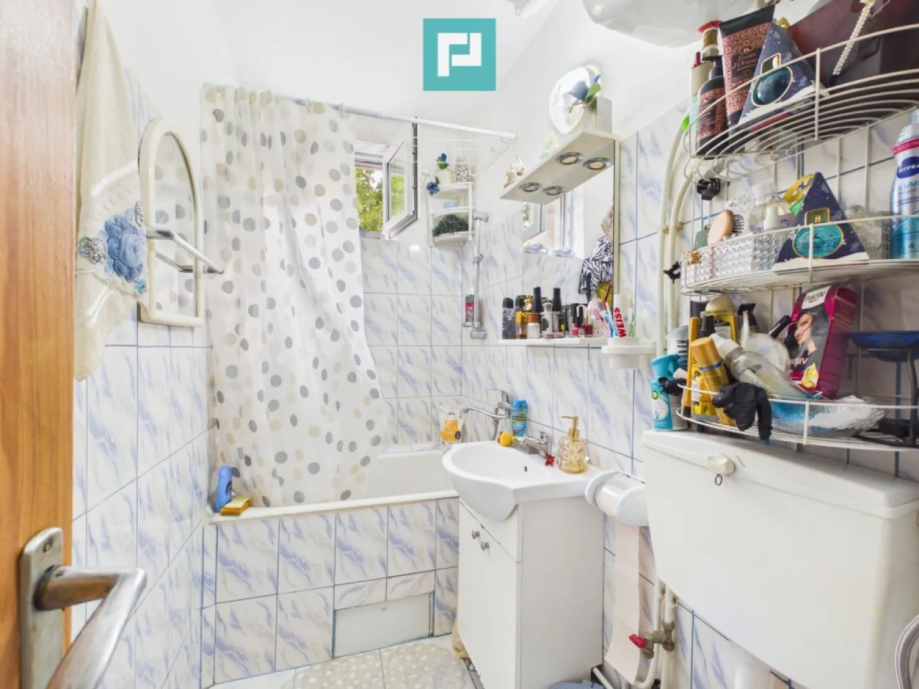 2 camere Rogerius, 33 mp, disponibil imediat - Dacă vrei un apartament accesibil, într-o zonă practică și ușor de valorificat, această variantă de pe Aleea Rogerius merită văzută.

Se vinde apartament semidecomandat, situat la etajul 3, cu suprafață de 33 mp, compus din 2 camere, potrivit pentru locuire sau pentru investiție.

Proprietatea este disponibilă imediat, ceea ce înseamnă că o poți folosi rapid, fie pentru mutare, fie pentru închiriere.

Apartamentul este nemobilat, un avantaj pentru cumpărătorul care vrea să-l amenajeze după propriul gust, fără să piardă timp și bani cu mobilier inutil. În același timp, bucătăria și baia sunt deja mobilate și utilate, deci ai două zone esențiale deja pregătite.

Detalii principale:

2 camere
33 mp
semidecomandat
etaj 3 din 4
finisat clasic
nemobilat
bucătărie mobilată și utilată
baie mobilată și utilată
disponibil imediat

Preț: 67.500 euro

Este o variantă bună pentru:

cuplu tânăr la început
persoană singură care vrea 2 camere, nu garsonieră
investitor care caută un apartament accesibil într-o zonă cunoscută

Dacă vrei un apartament practic, într-o zonă bună din Rogerius, sună și programează o vizionare. La proprietățile corect poziționate, diferența o face viteza de decizie.
Email- alesia.morar@propertylab.ro
tel-0752636517
Cod proprietate-CP3034875
