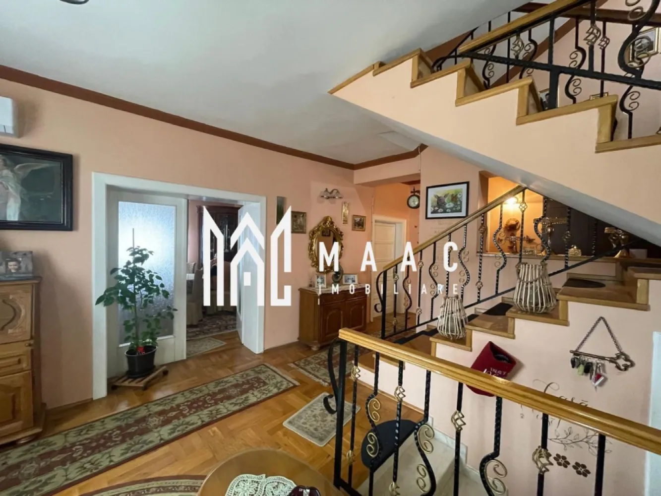 Casa individuala | D+P+1 | 6 camere | Acces auto | Terezian - MAAC Imobiliare va prezinta o casă spațioasă pentru locuință sau activități comerciale.

Suprafață și compartimentare:
Suprafață utilă: 175 mp

Demisol:
Două camere tip pivniță
Spațiu dedicat pentru WC de serviciu
Acces interior prin scări din beton

Parter:
Terasă acoperită la intrare
Living, două camere, baie, hol, dressing, bucătărie complet utilată, cămară pentru depozitare.
Scări din beton către mansardă

Mansardă:
Trei dormitoare, living secundar, hol cu acces facil. terasă mare cu vedere deschisă, scări din beton către pod

Localizare:
Acces rapid la mijloacele de transport în comun
În apropiere de școli, grădinițe, magazine și bănci

Curte amenajată, betonată și pavată cu dale
Gard din BCA finisat cu decorativă
Stative pentru flori și grădină mică
Locuri de parcare pentru trei – patru mașini
Garaj funcțional, cu apă și gaz trase
Depozit pentru scule inclus
Parchet din lemn masiv instalat în 2015, import Timișoara, în camere, livinguri și pe scara interioară
Marmură pe treptele de la intrare spre living
Balustrade și poartă din fier forjat, cu interfon la poartă
Scară interioară cu mână curentă din lemn masiv
Băi, bucătărie și cămară placate cu gresie și faianță

Bucătărie complet echipată:
Mobilă pe comandă
Plită, cuptor electric
Mașină de spălat vase Bosch
Aer condiționat Smart Gree la parter și etaj
Terasă la etaj renovată cu termoizolație și hidroizolație în 2019
Canalizare refăcută
Încălzire cu centrală termică Vaillant (2022), țevi din cupru și calorifere din aluminiu cu termostate individuale
Ușă de intrare din termopan pe lemn masiv, marca Tehnolemn

Stare și versatilitate:
Casa nu necesită renovări majore; recomandată doar zugrăvirea și mici reparații

Pentru mai multe detalii precizati telefonic ca ati vazut anuntul cu ID: CP2370523