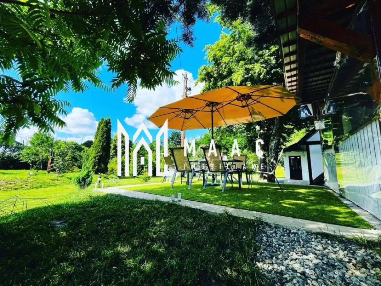 Teren de vânzare I Intravilan I Valea Avrigului - MAAC Imobiliare vă propune spre vânzare un teren situat pe pitoreasca Vale a Avrigului, cu o suprafață de 1.300 mp.

Proprietatea dispune de branșament la rețeaua electrică și include următoarele facilități:
- Terasă exterioară
- Debara pentru lemne
- Fundație existentă
- Terasă închisă cu zonă de barbeque și loc de luat masa

Terenul este împrejmuit cu panou bordurat, are poartă culisantă electrică, două fântâni funcționale, pomi fructiferi și tuia plantați de-a lungul gardului, oferind intimitate și un cadru natural plăcut.
Este intabulat și ideal pentru investiții, fiind amplasat într-o zonă de interes, la doar câțiva kilometri de orașul Sibiu.

📞 Pentru mai multe informații sau pentru a programa o vizionare, vă rugăm să menționați ID-ul anunțului: CP2259601
