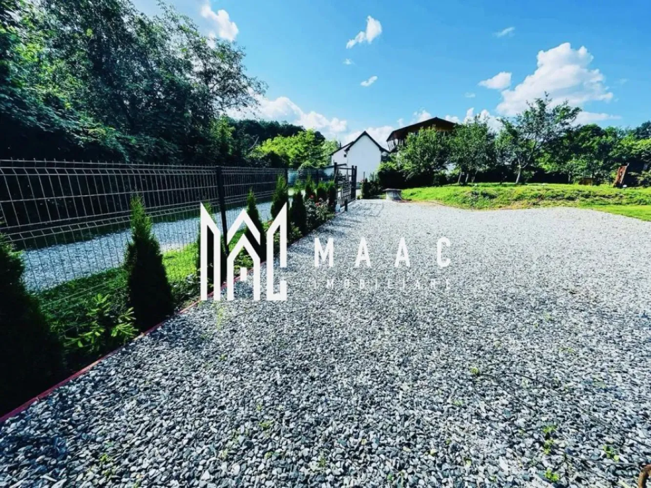 Teren de vânzare I Intravilan I Valea Avrigului - MAAC Imobiliare vă propune spre vânzare un teren situat pe pitoreasca Vale a Avrigului, cu o suprafață de 1.300 mp.

Proprietatea dispune de branșament la rețeaua electrică și include următoarele facilități:
- Terasă exterioară
- Debara pentru lemne
- Fundație existentă
- Terasă închisă cu zonă de barbeque și loc de luat masa

Terenul este împrejmuit cu panou bordurat, are poartă culisantă electrică, două fântâni funcționale, pomi fructiferi și tuia plantați de-a lungul gardului, oferind intimitate și un cadru natural plăcut.
Este intabulat și ideal pentru investiții, fiind amplasat într-o zonă de interes, la doar câțiva kilometri de orașul Sibiu.

📞 Pentru mai multe informații sau pentru a programa o vizionare, vă rugăm să menționați ID-ul anunțului: CP2259601