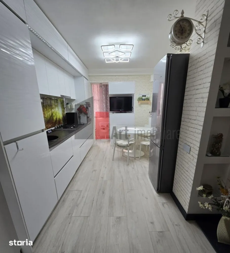 Vindem apartament cu 3 camere, Crângasi - Apartamentul este situat la 2 min de parcul Crângasi, la 5 min de statia de metrou si tramvai 41, Auchan, Lidl, piata Crângasi, Penny la 10 min.Promenada și Lacul Morii, 5 min dist 
.Apartamentul se afla la et 4/4, 3 camere, decomandat, 2 băi(una cu cabina de dus si cealalta cu cada), 2 balcoane.
Bucataria este open space cu holul nu cu livingul.
Se vinde mobilat cu mobila pe comandă si utilat cum se vede in poze.
Nu sunt probleme cu terasa(infiltrații).Peretii sunt placati cu rigips, in plus,cei exteriori si cu polistiren.Instalatii sanitare si electrice schimbate.
Prețul este de 159900 euro (negociabil)