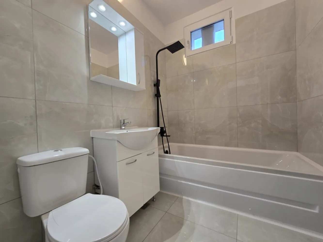 Ion Mihalache Clabucet apartament 2 camere de vanzare - K Imobiliare propune spre vanzare in zona Ion Mihalache Clabucet apartament 2 camere semidecomandate , etaj 3 ,centrala termica renovat , mrecent.