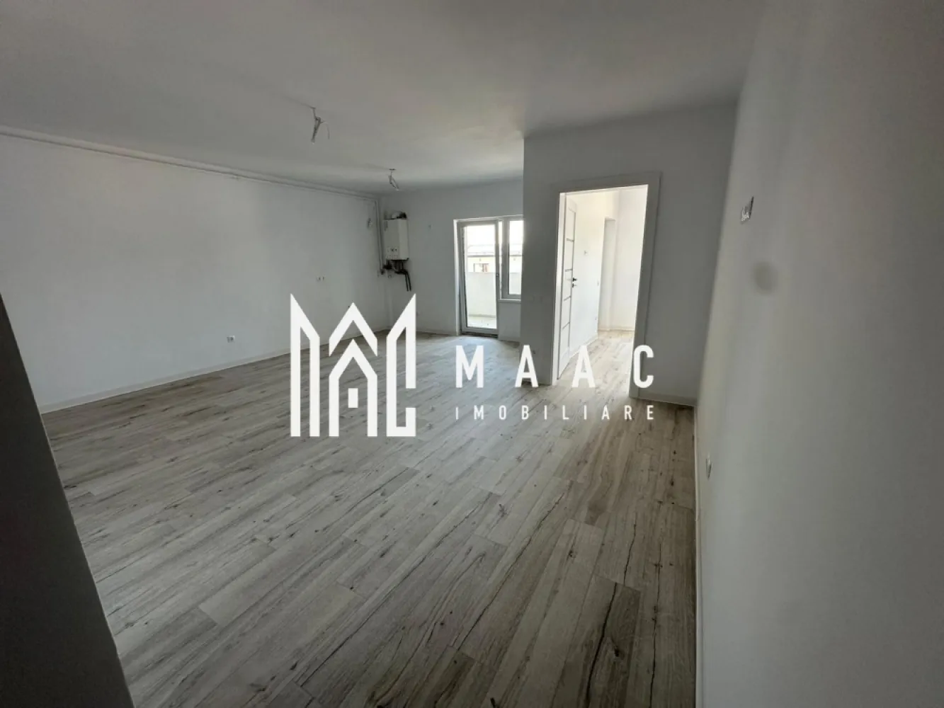 Apartament 2 camere | Doamna Stanca, Selimbar | etaj 1, balcon, parcare - Apartament cu 2 camere de vânzare în zona Doamna Stanca din Șelimbăr, amplasat la etajul 1 într-un bloc nou finalizat în 2025. Locuința are 53,65 mp utili, balcon și loc de parcare inclus, fiind o opțiune practică pentru mutare într-un ansamblu rezidențial nou.

Detalii proprietate:
• Suprafață utilă: 53,65 mp
• Compartimentare: living cu bucătărie open space, dormitor, baie și balcon
• Etaj 1
• An construcție: 2025
• Apartament cu 2 camere și 1 dormitor
• 1 baie și 1 bucătărie
• Loc de parcare inclus
• Acces în parcare cu barieră
• Bloc nou

Zonă și acces:
Proprietatea este situată în zona Doamna Stanca, cu acces facil către centre comerciale, magazine și puncte de interes. Amplasarea oferă conexiune rapidă către zonele de interes din Șelimbăr și Sibiu.

Pentru detalii suplimentare sau pentru stabilirea unei vizionări, contactați echipa MAAC Imobiliare și menționați Cod anunț CP3174053.