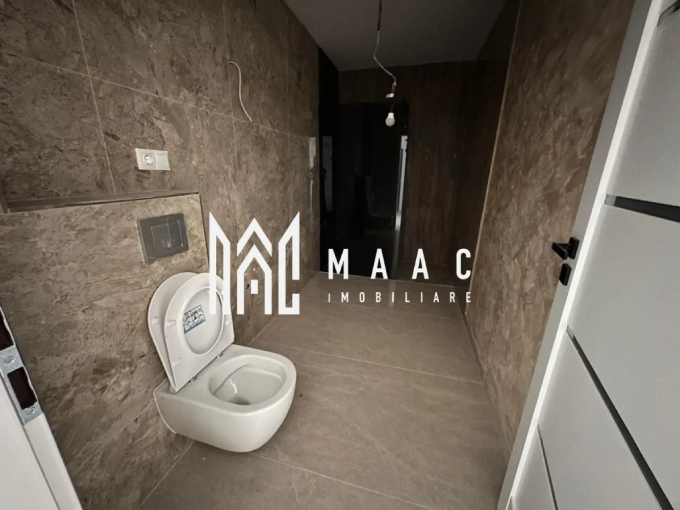 Apartament 2 camere | Doamna Stanca, Selimbar | etaj 1, balcon, parcare - Apartament cu 2 camere de vânzare în zona Doamna Stanca din Șelimbăr, amplasat la etajul 1 într-un bloc nou finalizat în 2025. Locuința are 53,65 mp utili, balcon și loc de parcare inclus, fiind o opțiune practică pentru mutare într-un ansamblu rezidențial nou.

Detalii proprietate:
• Suprafață utilă: 53,65 mp
• Compartimentare: living cu bucătărie open space, dormitor, baie și balcon
• Etaj 1
• An construcție: 2025
• Apartament cu 2 camere și 1 dormitor
• 1 baie și 1 bucătărie
• Loc de parcare inclus
• Acces în parcare cu barieră
• Bloc nou

Zonă și acces:
Proprietatea este situată în zona Doamna Stanca, cu acces facil către centre comerciale, magazine și puncte de interes. Amplasarea oferă conexiune rapidă către zonele de interes din Șelimbăr și Sibiu.

Pentru detalii suplimentare sau pentru stabilirea unei vizionări, contactați echipa MAAC Imobiliare și menționați Cod anunț CP3174053.