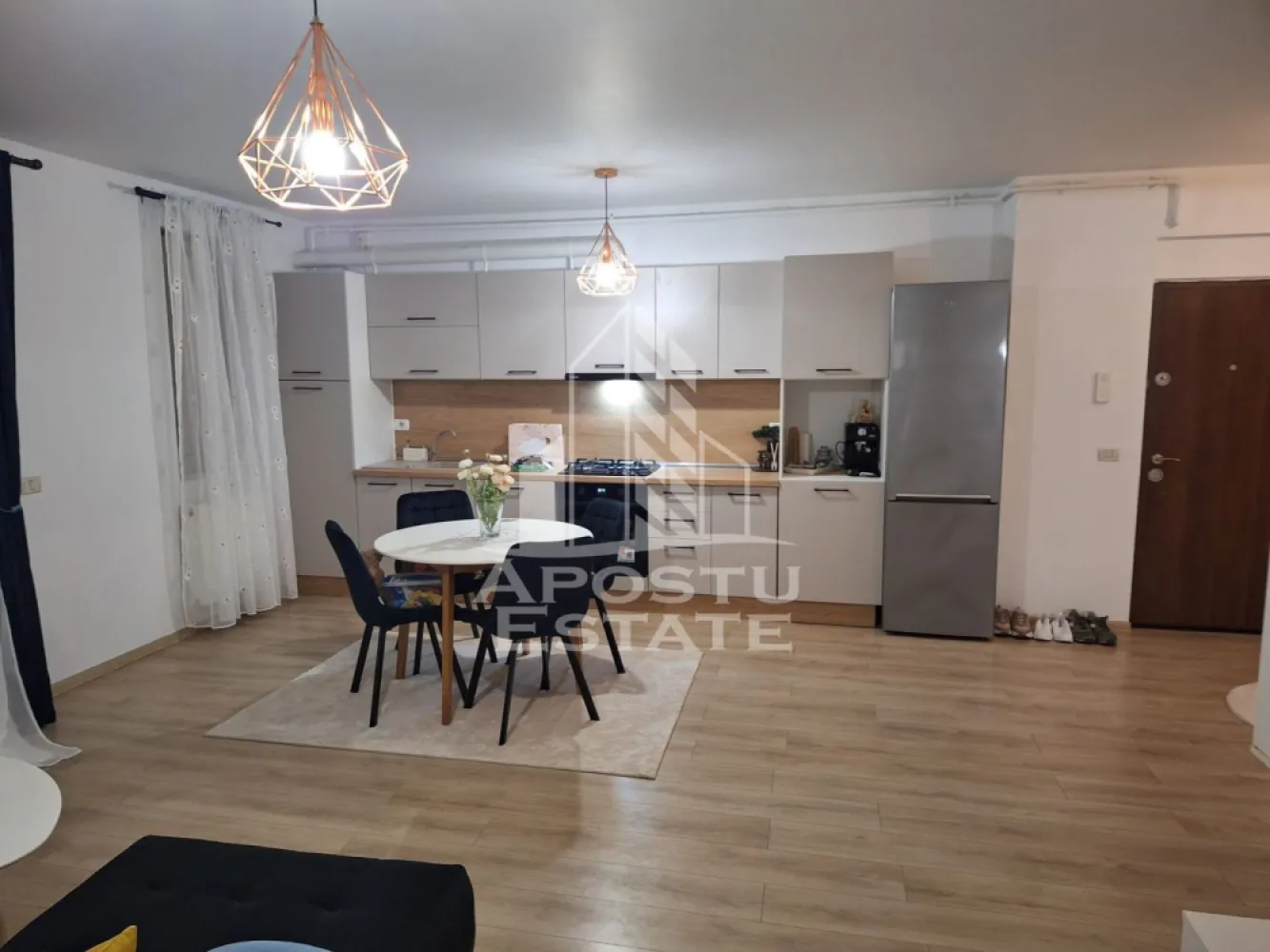 Apartament 3 camere, de inchiriat, Giroc, Timisoara - Agentia imobiliara APOSTU ESTATE va propune spre inchiriere un apartament cu 3 camere, spatios si luminos, situat in zona Giroc, o zona linistita si bine pozitionata din Timisoara, potrivit pentru cupluri,familii, sau studenti care isi doresc o locuinta unde sa se simta confortabil si cu acces facil catre scoli, statii de autobuz, supermarketuri , magazine de zona, parcuri.

Suprafata utila: 73 mp
Compartimentare eficienta:
-Hol de acces generos
-Bucatarie complet mobilata si utilata, cu loc de luat masa
-Living luminos si spatios
-Dormitor mobilat si utilat
-Baie prevazuta cu cada

Confort si facilitati:
-Incalzirea apartamentului: centrala proprie
-Incalzirea prin calorifere
-Apartamentul este complet mobilat si utilat
-Se accepta animale de companie de catre proprietar

Localizare:
-Timis,Timisoara, zona Giroc – acces facil spre magazine, supermarketuri, scoli, parcuri si mijloace de transport in comun.

Ideal pentru:
-Familii
-Cupluri
-Studenti

Disponibilitate: imediata
Pret chirie lunara: 550
Programeaza o vizionare pentru a-ti putea imagina viitorul aici!
ID intern: CP3174190