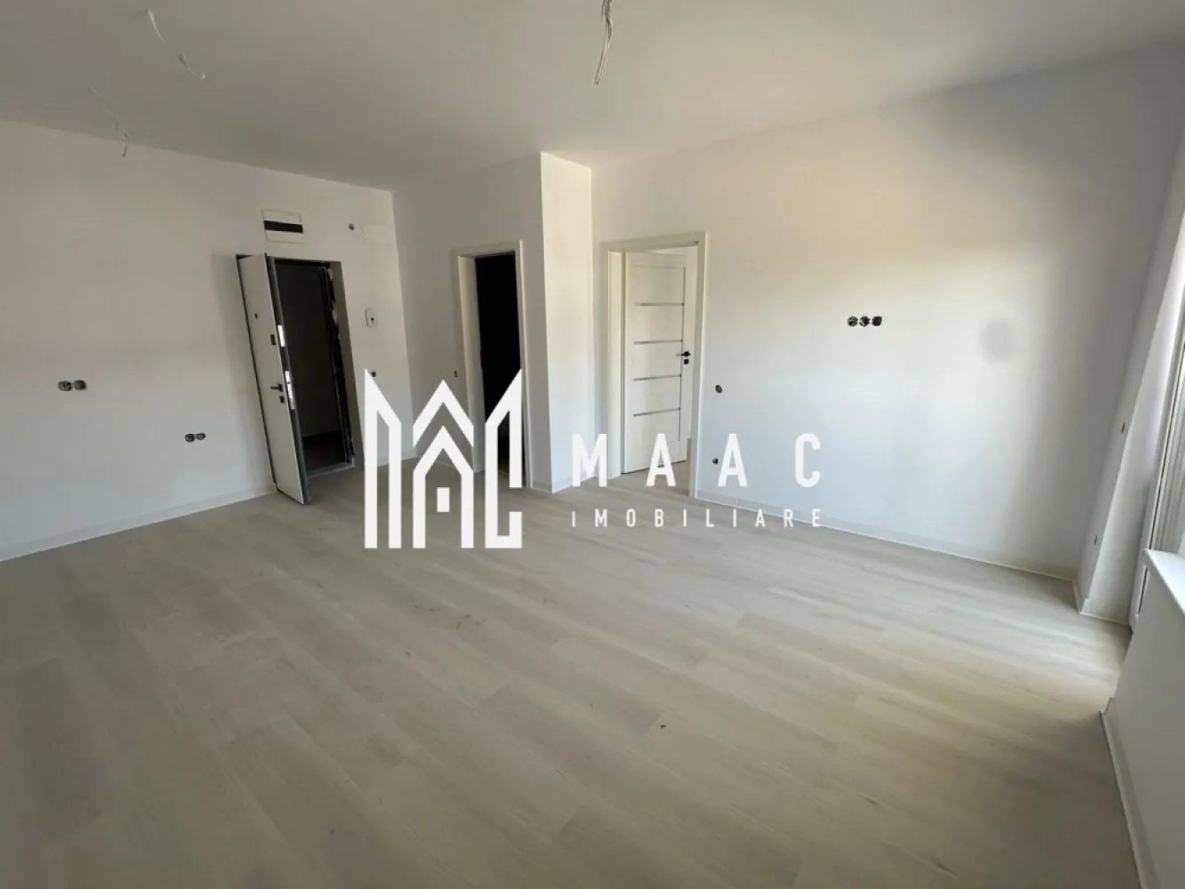 Apartament 2 camere | Doamna Stanca, Șelimbăr | 38,8 mp, balcon, parcare - Apartament cu 2 camere de vânzare în zona Doamna Stanca, Șelimbăr, situat la etajul 2 într-un imobil construit în 2025. Proprietatea are 38,8 mp utili, balcon și loc de parcare, într-un bloc nou cu acces în parcare prin barieră.

Detalii proprietate:
• Suprafață utilă: 38,8 mp
• Compartimentare interioară: living open space cu bucătăria, dormitor, baie și balcon
• Etaj: 2
• An construcție imobil: 2025
• 1 baie și 1 bucătărie
• 1 loc de parcare inclus
• Accesul în parcare se face cu barieră

Zonă și acces:
Apartamentul este amplasat în zona Doamna Stanca, o zonă în continuă dezvoltare, cu acces facil către centre comerciale, magazine și alte puncte de interes.

Cod anunț CP3174048. Contactați echipa MAAC Imobiliare pentru detalii suplimentare și programarea unei vizionări.