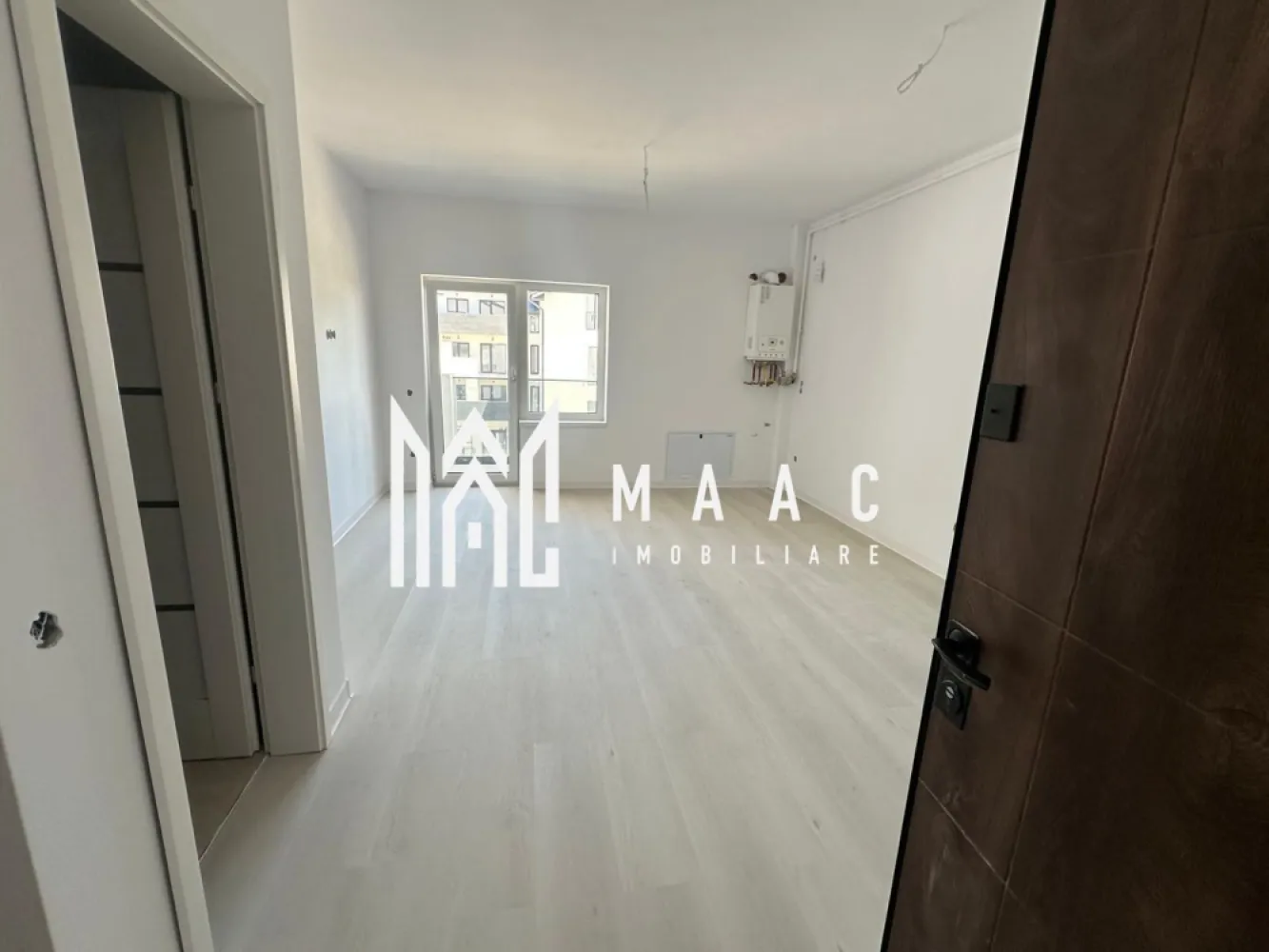Apartament 2 camere | Doamna Stanca, Șelimbăr | 38,8 mp, balcon, parcare - Apartament cu 2 camere de vânzare în zona Doamna Stanca, Șelimbăr, situat la etajul 2 într-un imobil construit în 2025. Proprietatea are 38,8 mp utili, balcon și loc de parcare, într-un bloc nou cu acces în parcare prin barieră.

Detalii proprietate:
• Suprafață utilă: 38,8 mp
• Compartimentare interioară: living open space cu bucătăria, dormitor, baie și balcon
• Etaj: 2
• An construcție imobil: 2025
• 1 baie și 1 bucătărie
• 1 loc de parcare inclus
• Accesul în parcare se face cu barieră

Zonă și acces:
Apartamentul este amplasat în zona Doamna Stanca, o zonă în continuă dezvoltare, cu acces facil către centre comerciale, magazine și alte puncte de interes.

Cod anunț CP3174048. Contactați echipa MAAC Imobiliare pentru detalii suplimentare și programarea unei vizionări.