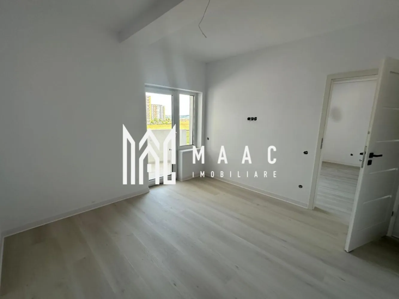Apartament 2 camere | Doamna Stanca, Șelimbăr | 38,8 mp, balcon, parcare - Apartament cu 2 camere de vânzare în zona Doamna Stanca, Șelimbăr, situat la etajul 2 într-un imobil construit în 2025. Proprietatea are 38,8 mp utili, balcon și loc de parcare, într-un bloc nou cu acces în parcare prin barieră.

Detalii proprietate:
• Suprafață utilă: 38,8 mp
• Compartimentare interioară: living open space cu bucătăria, dormitor, baie și balcon
• Etaj: 2
• An construcție imobil: 2025
• 1 baie și 1 bucătărie
• 1 loc de parcare inclus
• Accesul în parcare se face cu barieră

Zonă și acces:
Apartamentul este amplasat în zona Doamna Stanca, o zonă în continuă dezvoltare, cu acces facil către centre comerciale, magazine și alte puncte de interes.

Cod anunț CP3174048. Contactați echipa MAAC Imobiliare pentru detalii suplimentare și programarea unei vizionări.