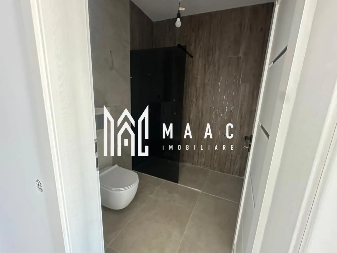 Apartament 2 camere | Doamna Stanca, Șelimbăr | 38,8 mp, balcon, parcare - Apartament cu 2 camere de vânzare în zona Doamna Stanca, Șelimbăr, situat la etajul 2 într-un imobil construit în 2025. Proprietatea are 38,8 mp utili, balcon și loc de parcare, într-un bloc nou cu acces în parcare prin barieră.

Detalii proprietate:
• Suprafață utilă: 38,8 mp
• Compartimentare interioară: living open space cu bucătăria, dormitor, baie și balcon
• Etaj: 2
• An construcție imobil: 2025
• 1 baie și 1 bucătărie
• 1 loc de parcare inclus
• Accesul în parcare se face cu barieră

Zonă și acces:
Apartamentul este amplasat în zona Doamna Stanca, o zonă în continuă dezvoltare, cu acces facil către centre comerciale, magazine și alte puncte de interes.

Cod anunț CP3174048. Contactați echipa MAAC Imobiliare pentru detalii suplimentare și programarea unei vizionări.