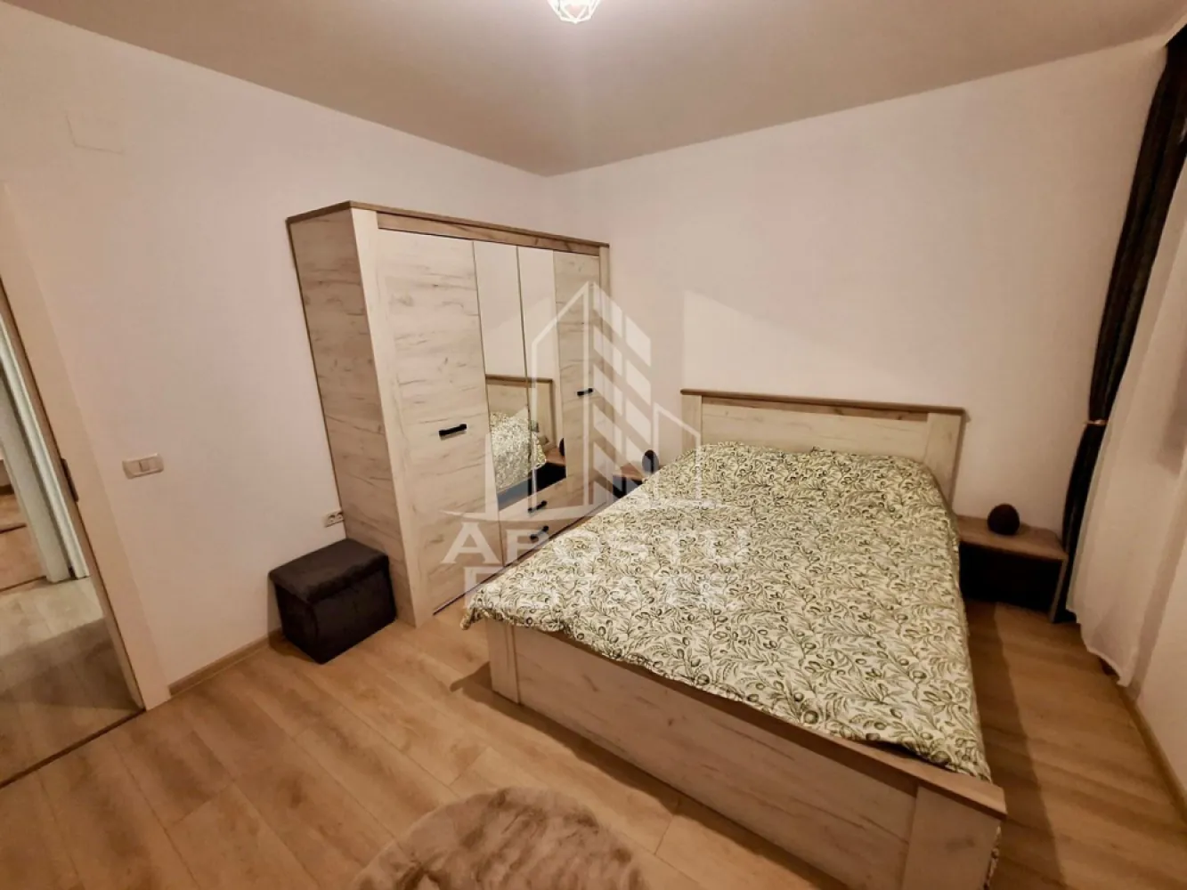 Apartament 3 camere, de inchiriat, Giroc, Timisoara - Agentia imobiliara APOSTU ESTATE va propune spre inchiriere un apartament cu 3 camere, spatios si luminos, situat in zona Giroc, o zona linistita si bine pozitionata din Timisoara, potrivit pentru cupluri,familii, sau studenti care isi doresc o locuinta unde sa se simta confortabil si cu acces facil catre scoli, statii de autobuz, supermarketuri , magazine de zona, parcuri.

Suprafata utila: 73 mp
Compartimentare eficienta:
-Hol de acces generos
-Bucatarie complet mobilata si utilata, cu loc de luat masa
-Living luminos si spatios
-Dormitor mobilat si utilat
-Baie prevazuta cu cada

Confort si facilitati:
-Incalzirea apartamentului: centrala proprie
-Incalzirea prin calorifere
-Apartamentul este complet mobilat si utilat
-Se accepta animale de companie de catre proprietar

Localizare:
-Timis,Timisoara, zona Giroc – acces facil spre magazine, supermarketuri, scoli, parcuri si mijloace de transport in comun.

Ideal pentru:
-Familii
-Cupluri
-Studenti

Disponibilitate: imediata
Pret chirie lunara: 550
Programeaza o vizionare pentru a-ti putea imagina viitorul aici!
ID intern: CP3174190