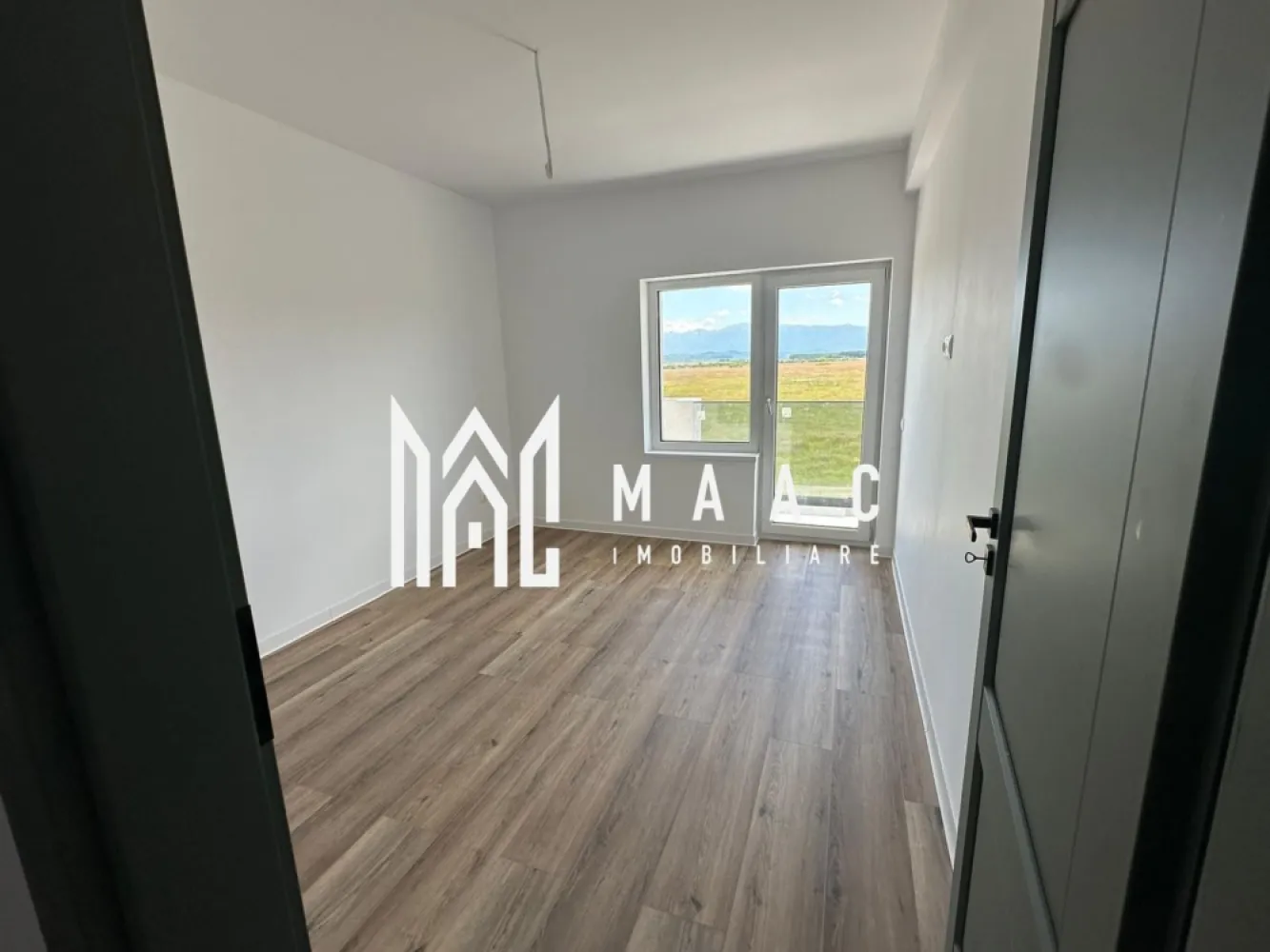 Apartament 3 camere | Doamna Stanca, Selimbar | 65,75 mp, parcare - Apartament cu 3 camere de vânzare în zona Doamna Stanca din Șelimbăr, situat într-un bloc nou finalizat în 2025. Proprietatea are 65,75 mp utili, este amplasată la etajul 2 și include loc de parcare.

Detalii proprietate:
• Suprafață utilă: 65,75 mp
• Compartimentare: living și bucătărie separate, închise cu ușă, 2 dormitoare, 1 baie
• Etaj: 2
• Bloc nou, an construcție 2025
• Loc de parcare inclus
• Balcon generos

Zonă și acces:
Apartamentul este situat în zona Doamna Stanca, o zonă în continuă dezvoltare, cu acces facil către centre comerciale și mijloace de transport. Poziționarea oferă acces rapid către punctele de interes din Șelimbăr și Sibiu.

Cod anunț CP3173975. Contactați-ne pentru informații suplimentare și pentru programarea unei vizionări.