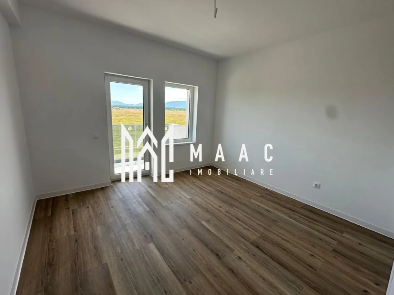 Apartament 3 camere | Doamna Stanca, Selimbar | 65,75 mp, parcare - Apartament cu 3 camere de vânzare în zona Doamna Stanca din Șelimbăr, situat într-un bloc nou finalizat în 2025. Proprietatea are 65,75 mp utili, este amplasată la etajul 2 și include loc de parcare.

Detalii proprietate:
• Suprafață utilă: 65,75 mp
• Compartimentare: living și bucătărie separate, închise cu ușă, 2 dormitoare, 1 baie
• Etaj: 2
• Bloc nou, an construcție 2025
• Loc de parcare inclus
• Balcon generos

Zonă și acces:
Apartamentul este situat în zona Doamna Stanca, o zonă în continuă dezvoltare, cu acces facil către centre comerciale și mijloace de transport. Poziționarea oferă acces rapid către punctele de interes din Șelimbăr și Sibiu.

Cod anunț CP3173975. Contactați-ne pentru informații suplimentare și pentru programarea unei vizionări.