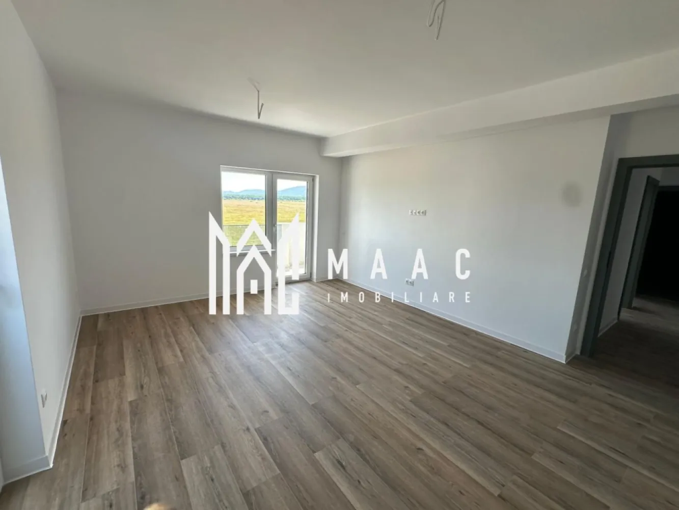 Apartament 3 camere | Doamna Stanca, Selimbar | 65,75 mp, parcare - Apartament cu 3 camere de vânzare în zona Doamna Stanca din Șelimbăr, situat într-un bloc nou finalizat în 2025. Proprietatea are 65,75 mp utili, este amplasată la etajul 2 și include loc de parcare.

Detalii proprietate:
• Suprafață utilă: 65,75 mp
• Compartimentare: living și bucătărie separate, închise cu ușă, 2 dormitoare, 1 baie
• Etaj: 2
• Bloc nou, an construcție 2025
• Loc de parcare inclus
• Balcon generos

Zonă și acces:
Apartamentul este situat în zona Doamna Stanca, o zonă în continuă dezvoltare, cu acces facil către centre comerciale și mijloace de transport. Poziționarea oferă acces rapid către punctele de interes din Șelimbăr și Sibiu.

Cod anunț CP3173975. Contactați-ne pentru informații suplimentare și pentru programarea unei vizionări.