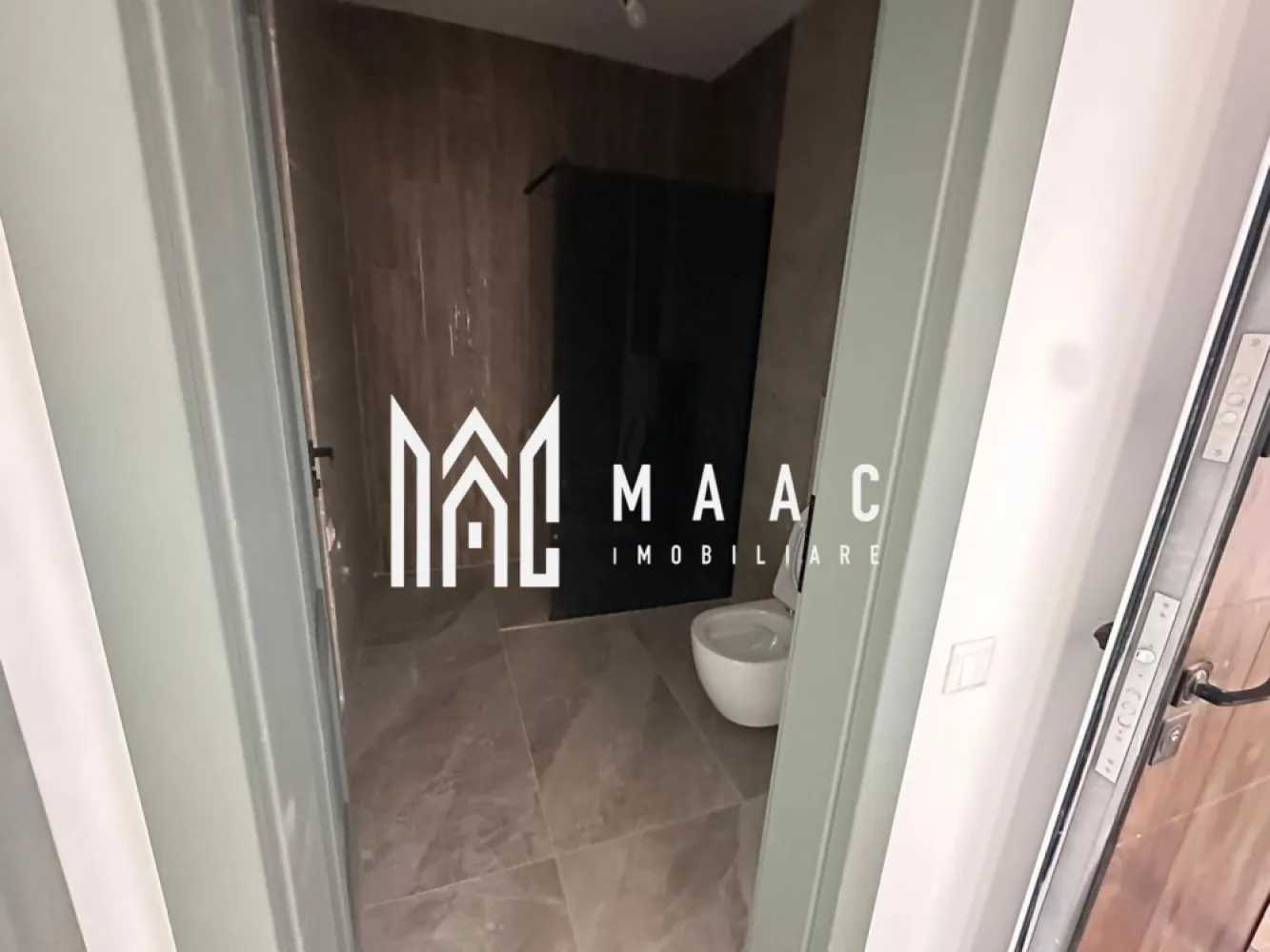 Apartament 3 camere | Doamna Stanca, Selimbar | 65,75 mp, parcare - Apartament cu 3 camere de vânzare în zona Doamna Stanca din Șelimbăr, situat într-un bloc nou finalizat în 2025. Proprietatea are 65,75 mp utili, este amplasată la etajul 2 și include loc de parcare.

Detalii proprietate:
• Suprafață utilă: 65,75 mp
• Compartimentare: living și bucătărie separate, închise cu ușă, 2 dormitoare, 1 baie
• Etaj: 2
• Bloc nou, an construcție 2025
• Loc de parcare inclus
• Balcon generos

Zonă și acces:
Apartamentul este situat în zona Doamna Stanca, o zonă în continuă dezvoltare, cu acces facil către centre comerciale și mijloace de transport. Poziționarea oferă acces rapid către punctele de interes din Șelimbăr și Sibiu.

Cod anunț CP3173975. Contactați-ne pentru informații suplimentare și pentru programarea unei vizionări.