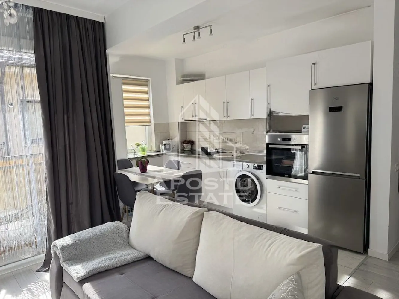Apartament 2 camere ,de inchiriat ,Dumbravita - in spare la Decathlon - Agentia imobiliara APOSTU ESTATE va propune spre inchiriere un apartament cu 2 camere, spatios si luminos, o zona linistita si bine pozitionata din Dumbravita , potrivit pentru cupluri,familii, sau studenti care isi doresc o locuinta unde sa se simta confortabil si cu acces facil catre scoli, statii de autobuz, supermarketuri , magazine de zona, parcuri.

Suprafata utila: 48 mp
Compartimentare eficienta:
-Hol de acces generos
-Bucatarie complet mobilata si utilata, cu loc de luat masa
-Living luminos si spatios
-Dormitor mobilat si utilat
-Baie prevazuta cu cada

Confort si facilitati:
-Incalzirea apartamentului: centrala proprie 
-Apartamentul este complet mobilat si utilat
-Se accepta catelus de talie mica de catre proprietar
-Loc de parcare inclus in pret 
Localizare:
-Timis,Dumbravita – acces facil spre magazine, supermarketul Auchan,scoli, parcuri si mijloace de transport in comun.

Ideal pentru:
-Familii
-Cupluri
-Studenti

Pret chirie lunara: 470 EURO
Programeaza o vizionare pentru a-ti putea imagina viitorul aici!
ID intern: CP3174219
