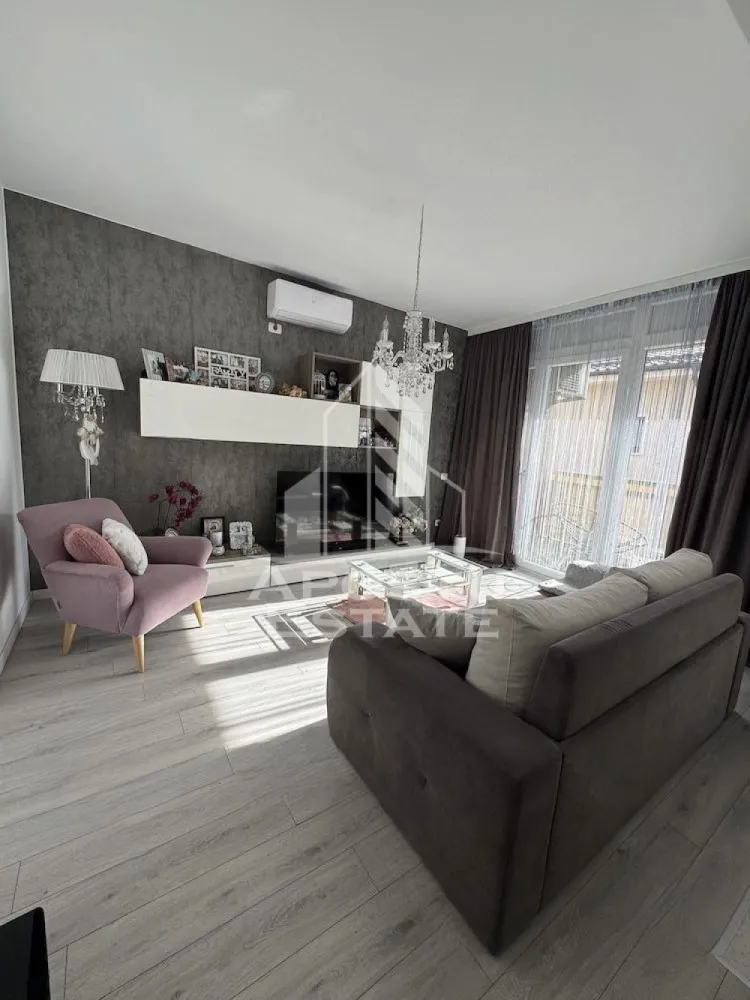 Apartament 2 camere ,de inchiriat ,Dumbravita - in spare la Decathlon - Agentia imobiliara APOSTU ESTATE va propune spre inchiriere un apartament cu 2 camere, spatios si luminos, o zona linistita si bine pozitionata din Dumbravita , potrivit pentru cupluri,familii, sau studenti care isi doresc o locuinta unde sa se simta confortabil si cu acces facil catre scoli, statii de autobuz, supermarketuri , magazine de zona, parcuri.

Suprafata utila: 48 mp
Compartimentare eficienta:
-Hol de acces generos
-Bucatarie complet mobilata si utilata, cu loc de luat masa
-Living luminos si spatios
-Dormitor mobilat si utilat
-Baie prevazuta cu cada

Confort si facilitati:
-Incalzirea apartamentului: centrala proprie 
-Apartamentul este complet mobilat si utilat
-Se accepta catelus de talie mica de catre proprietar
-Loc de parcare inclus in pret 
Localizare:
-Timis,Dumbravita – acces facil spre magazine, supermarketul Auchan,scoli, parcuri si mijloace de transport in comun.

Ideal pentru:
-Familii
-Cupluri
-Studenti

Pret chirie lunara: 470 EURO
Programeaza o vizionare pentru a-ti putea imagina viitorul aici!
ID intern: CP3174219