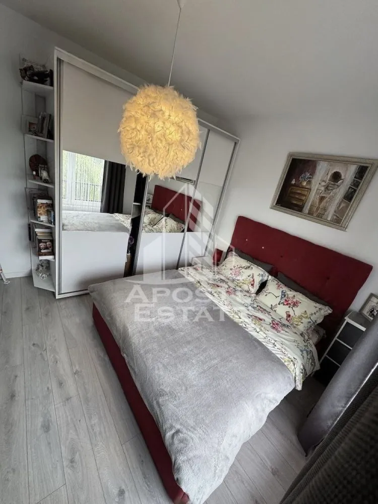 Apartament 2 camere ,de inchiriat ,Dumbravita - in spare la Decathlon - Agentia imobiliara APOSTU ESTATE va propune spre inchiriere un apartament cu 2 camere, spatios si luminos, o zona linistita si bine pozitionata din Dumbravita , potrivit pentru cupluri,familii, sau studenti care isi doresc o locuinta unde sa se simta confortabil si cu acces facil catre scoli, statii de autobuz, supermarketuri , magazine de zona, parcuri.

Suprafata utila: 48 mp
Compartimentare eficienta:
-Hol de acces generos
-Bucatarie complet mobilata si utilata, cu loc de luat masa
-Living luminos si spatios
-Dormitor mobilat si utilat
-Baie prevazuta cu cada

Confort si facilitati:
-Incalzirea apartamentului: centrala proprie 
-Apartamentul este complet mobilat si utilat
-Se accepta catelus de talie mica de catre proprietar
-Loc de parcare inclus in pret 
Localizare:
-Timis,Dumbravita – acces facil spre magazine, supermarketul Auchan,scoli, parcuri si mijloace de transport in comun.

Ideal pentru:
-Familii
-Cupluri
-Studenti

Pret chirie lunara: 470 EURO
Programeaza o vizionare pentru a-ti putea imagina viitorul aici!
ID intern: CP3174219