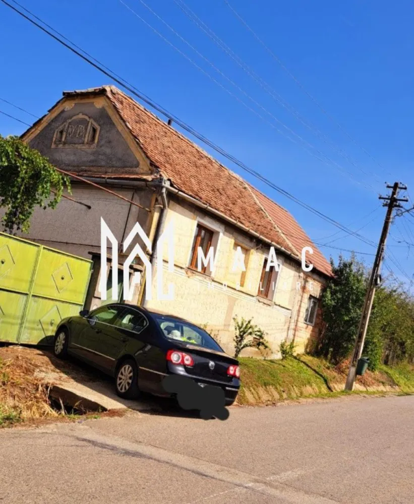 Casă cu teren generos | 18 km de Sibiu | 2400 mp teren | Anexe& Construcție noua - MAAC Imobiliare vă propune spre vânzare o proprietate situată în Cornățel, la doar 18 km de Sibiu, ideală pentru cei care își doresc liniște, spațiu generos și multiple posibilități de amenajare sau extindere.

Proprietatea beneficiază de un teren total de 2400 mp, anexe gospodărești și o construcție nouă aflată la stadiul de roșu, ceea ce oferă un mare potențial atât pentru locuire, cât și pentru investiție.

 Detalii proprietate
Suprafață utilă casă principală: 84 mp
Construcție nouă: 49 mp utili (la roșu)
Suprafață totală teren: 2400 mp
Din teren, 1300 mp se află lateral, cu acces separat de la stradă și număr distinct

 Casa principală
2 camere
Bucătărie
Baie
Hol
Locuință funcțională, ideală pentru mutare imediată sau modernizare ulterioară.

 Construcție secundară (nouă – la roșu)
Living spațios
Baie
Spațiu ce poate fi amenajat după preferințe — locuință suplimentară, spațiu hobby sau investiție.

 Dotări & utilități
Instalație electrică schimbată complet (cupru)
Boiler pentru apă caldă
Încălzire cu sobe de teracotă
Canalizare
Fântână proprie în curte
 Exterior & anexe
Șură
Anexe gospodărești
Grădină generoasă
Teren suplimentar lateral cu acces separat — ideal pentru parcelare, construcție sau alte proiecte
 Avantaje
La doar 18 km de Sibiu
Teren foarte generos
Posibilitate de extindere sau investiție
Utilități existente
Zonă liniștită, ideală pentru familie sau gospodărie

📞 Contactează-ne pentru mai multe detalii sau pentru a programa o vizionare, menționați CP3169299!