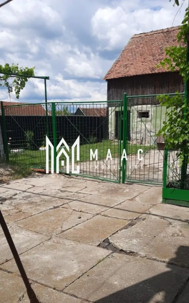 Casă cu teren generos | 18 km de Sibiu | 2400 mp teren | Anexe& Construcție noua - MAAC Imobiliare vă propune spre vânzare o proprietate situată în Cornățel, la doar 18 km de Sibiu, ideală pentru cei care își doresc liniște, spațiu generos și multiple posibilități de amenajare sau extindere.

Proprietatea beneficiază de un teren total de 2400 mp, anexe gospodărești și o construcție nouă aflată la stadiul de roșu, ceea ce oferă un mare potențial atât pentru locuire, cât și pentru investiție.

 Detalii proprietate
Suprafață utilă casă principală: 84 mp
Construcție nouă: 49 mp utili (la roșu)
Suprafață totală teren: 2400 mp
Din teren, 1300 mp se află lateral, cu acces separat de la stradă și număr distinct

 Casa principală
2 camere
Bucătărie
Baie
Hol
Locuință funcțională, ideală pentru mutare imediată sau modernizare ulterioară.

 Construcție secundară (nouă – la roșu)
Living spațios
Baie
Spațiu ce poate fi amenajat după preferințe — locuință suplimentară, spațiu hobby sau investiție.

 Dotări & utilități
Instalație electrică schimbată complet (cupru)
Boiler pentru apă caldă
Încălzire cu sobe de teracotă
Canalizare
Fântână proprie în curte
 Exterior & anexe
Șură
Anexe gospodărești
Grădină generoasă
Teren suplimentar lateral cu acces separat — ideal pentru parcelare, construcție sau alte proiecte
 Avantaje
La doar 18 km de Sibiu
Teren foarte generos
Posibilitate de extindere sau investiție
Utilități existente
Zonă liniștită, ideală pentru familie sau gospodărie

📞 Contactează-ne pentru mai multe detalii sau pentru a programa o vizionare, menționați CP3169299!