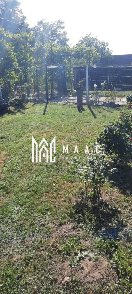 Casă cu teren generos | 18 km de Sibiu | 2400 mp teren | Anexe& Construcție noua - MAAC Imobiliare vă propune spre vânzare o proprietate situată în Cornățel, la doar 18 km de Sibiu, ideală pentru cei care își doresc liniște, spațiu generos și multiple posibilități de amenajare sau extindere.

Proprietatea beneficiază de un teren total de 2400 mp, anexe gospodărești și o construcție nouă aflată la stadiul de roșu, ceea ce oferă un mare potențial atât pentru locuire, cât și pentru investiție.

 Detalii proprietate
Suprafață utilă casă principală: 84 mp
Construcție nouă: 49 mp utili (la roșu)
Suprafață totală teren: 2400 mp
Din teren, 1300 mp se află lateral, cu acces separat de la stradă și număr distinct

 Casa principală
2 camere
Bucătărie
Baie
Hol
Locuință funcțională, ideală pentru mutare imediată sau modernizare ulterioară.

 Construcție secundară (nouă – la roșu)
Living spațios
Baie
Spațiu ce poate fi amenajat după preferințe — locuință suplimentară, spațiu hobby sau investiție.

 Dotări & utilități
Instalație electrică schimbată complet (cupru)
Boiler pentru apă caldă
Încălzire cu sobe de teracotă
Canalizare
Fântână proprie în curte
 Exterior & anexe
Șură
Anexe gospodărești
Grădină generoasă
Teren suplimentar lateral cu acces separat — ideal pentru parcelare, construcție sau alte proiecte
 Avantaje
La doar 18 km de Sibiu
Teren foarte generos
Posibilitate de extindere sau investiție
Utilități existente
Zonă liniștită, ideală pentru familie sau gospodărie

📞 Contactează-ne pentru mai multe detalii sau pentru a programa o vizionare, menționați CP3169299!
