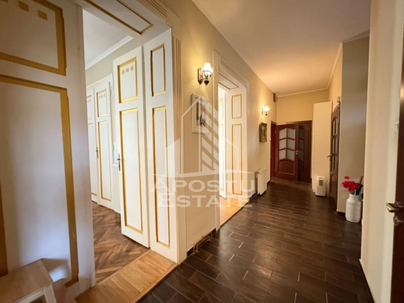 Apartament 3 camere etaj intermediar in zona Iosefin, Timisoara - Apostu Estate vă prezintă spre vânzare un apartament, amplasat în inima cartierului Iosefin din Timisoara.

Situat la etajul 1 al unei clădiri istorice cu arhitectură remarcabilă și doar câțiva locatari, acest apartament impresionează prin spațiile generoase, tavanele înalte și detaliile autentice atent păstrate. Cu o suprafață utilă de 118 mp, proprietatea oferă confortul unei locuințe premium într-un cadru plin de personalitate.

Compartimentare:

Hol de acces generos, cu o atmosferă primitoare;
Living spațios și luminos, cu acces direct la balcon;
Dormitor matrimonial 
Dormitor secundar, ideal pentru cameră de copil, birou sau spațiu pentru oaspeți;
Bucătărie complet mobilată și utilată;
Două băi;
Debara pentru depozitare;
Boxă la demisol, înscrisă în Cartea Funciară.

Beneficii suplimentare:

Magazie amplasată în curtea interioară a imobilului, aflată în folosință exclusivă, ideală pentru depozitarea bicicletelor, motocicletelor sau a altor obiecte voluminoase;
Terasă aflată în folosință la intrarea în apartament, perfectă pentru amenajarea unui spațiu de relaxare.

Avantaje:

Luminozitate excelentă pe tot parcursul zilei;
Clădire cu număr redus de locatari, oferind liniște și intimitate;
Poziționare excelentă, în apropierea mijloacelor de transport, școlilor, restaurantelor, magazinelor și zonelor verzi.

Preț: 219.000 Euro 

O locuință cu personalitate, ideală pentru cei care apreciază farmecul arhitecturii istorice fără a renunța la confortul modern.

Vă invităm la o vizionare pentru a descoperi toate atuurile acestei proprietăți deosebite.