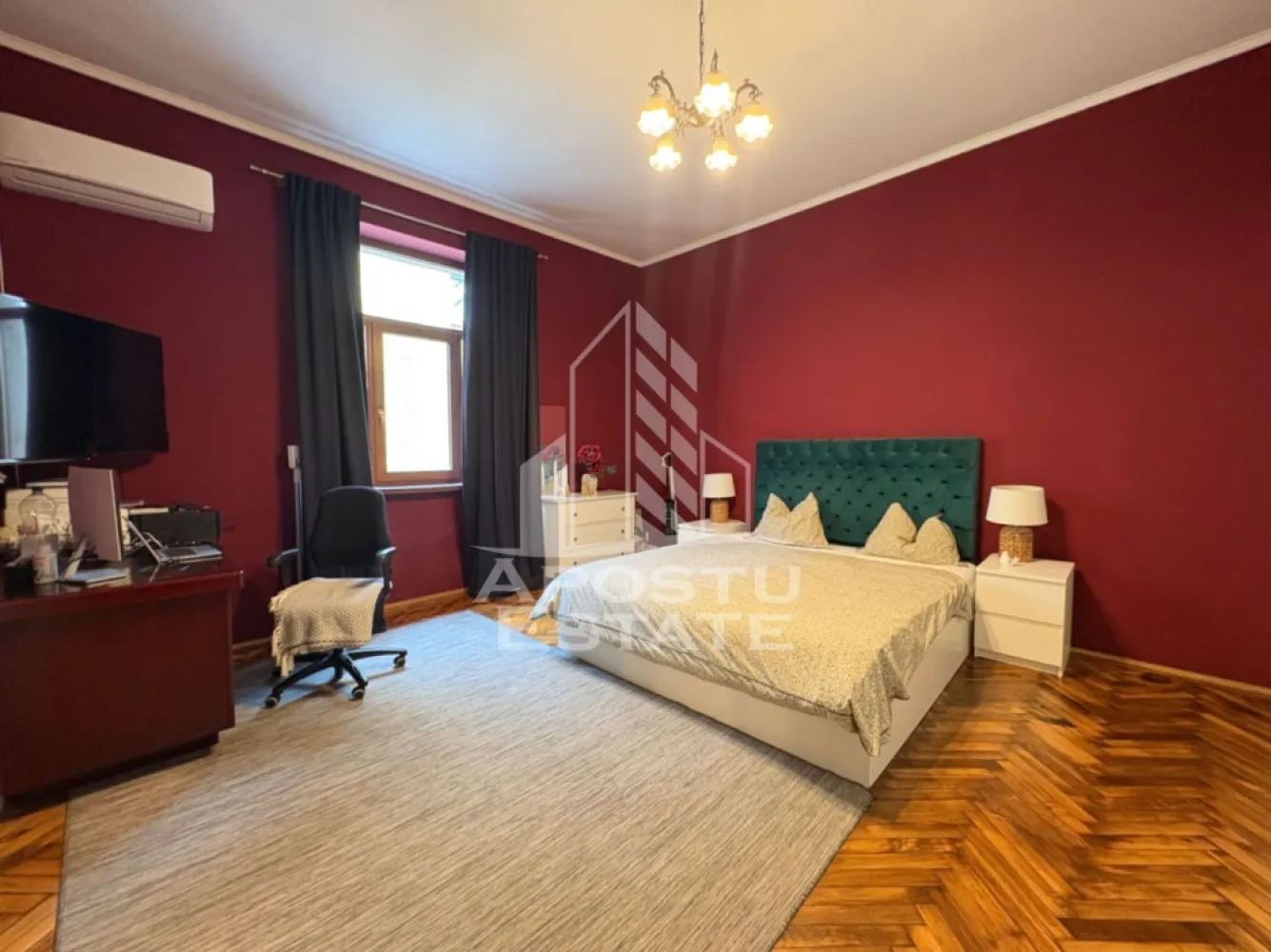 Apartament 3 camere etaj intermediar in zona Iosefin, Timisoara - Apostu Estate vă prezintă spre vânzare un apartament, amplasat în inima cartierului Iosefin din Timisoara.

Situat la etajul 1 al unei clădiri istorice cu arhitectură remarcabilă și doar câțiva locatari, acest apartament impresionează prin spațiile generoase, tavanele înalte și detaliile autentice atent păstrate. Cu o suprafață utilă de 118 mp, proprietatea oferă confortul unei locuințe premium într-un cadru plin de personalitate.

Compartimentare:

Hol de acces generos, cu o atmosferă primitoare;
Living spațios și luminos, cu acces direct la balcon;
Dormitor matrimonial 
Dormitor secundar, ideal pentru cameră de copil, birou sau spațiu pentru oaspeți;
Bucătărie complet mobilată și utilată;
Două băi;
Debara pentru depozitare;
Boxă la demisol, înscrisă în Cartea Funciară.

Beneficii suplimentare:

Magazie amplasată în curtea interioară a imobilului, aflată în folosință exclusivă, ideală pentru depozitarea bicicletelor, motocicletelor sau a altor obiecte voluminoase;
Terasă aflată în folosință la intrarea în apartament, perfectă pentru amenajarea unui spațiu de relaxare.

Avantaje:

Luminozitate excelentă pe tot parcursul zilei;
Clădire cu număr redus de locatari, oferind liniște și intimitate;
Poziționare excelentă, în apropierea mijloacelor de transport, școlilor, restaurantelor, magazinelor și zonelor verzi.

Preț: 219.000 Euro 

O locuință cu personalitate, ideală pentru cei care apreciază farmecul arhitecturii istorice fără a renunța la confortul modern.

Vă invităm la o vizionare pentru a descoperi toate atuurile acestei proprietăți deosebite.