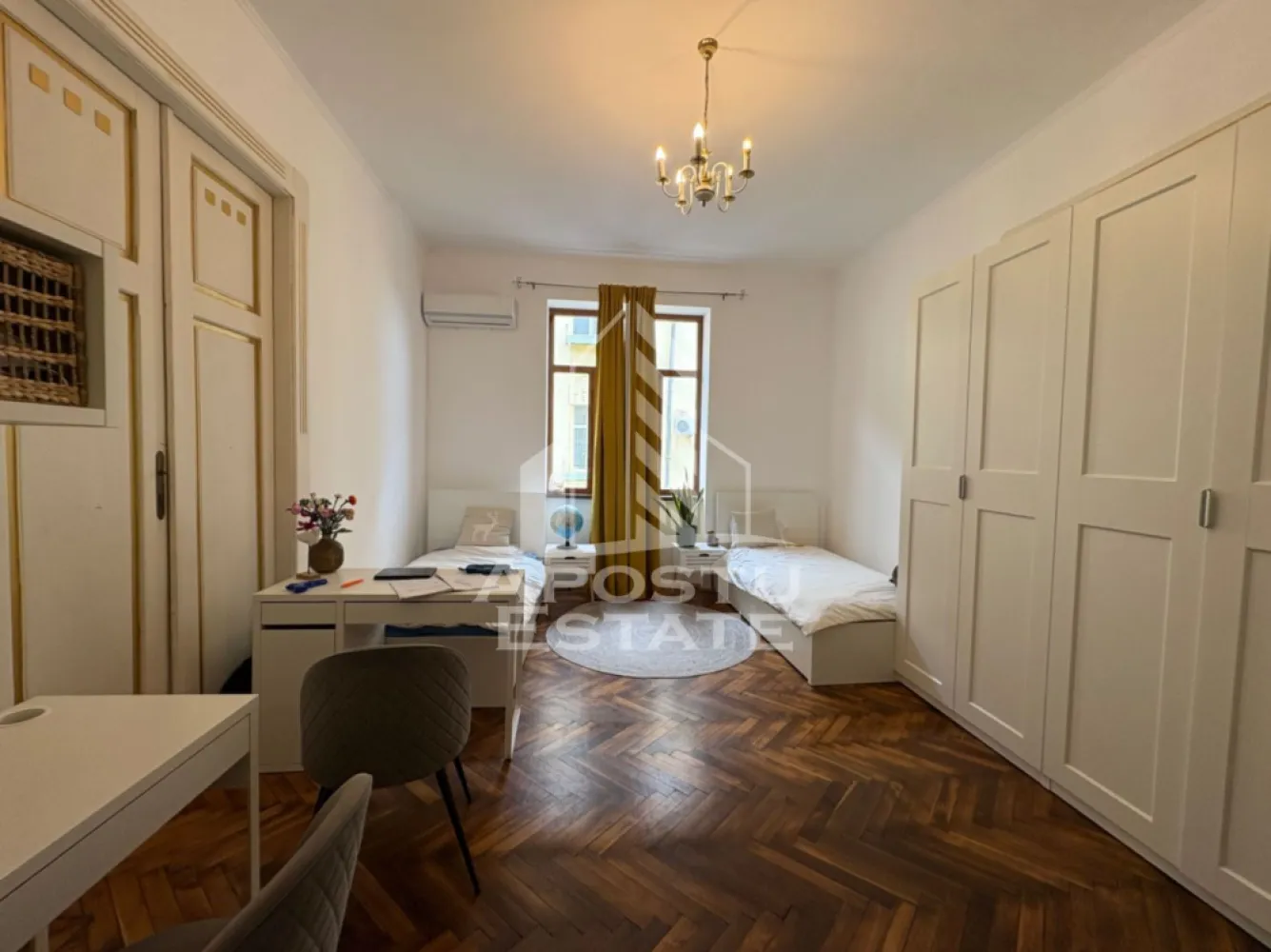 Apartament 3 camere etaj intermediar in zona Iosefin, Timisoara - Apostu Estate vă prezintă spre vânzare un apartament, amplasat în inima cartierului Iosefin din Timisoara.

Situat la etajul 1 al unei clădiri istorice cu arhitectură remarcabilă și doar câțiva locatari, acest apartament impresionează prin spațiile generoase, tavanele înalte și detaliile autentice atent păstrate. Cu o suprafață utilă de 118 mp, proprietatea oferă confortul unei locuințe premium într-un cadru plin de personalitate.

Compartimentare:

Hol de acces generos, cu o atmosferă primitoare;
Living spațios și luminos, cu acces direct la balcon;
Dormitor matrimonial 
Dormitor secundar, ideal pentru cameră de copil, birou sau spațiu pentru oaspeți;
Bucătărie complet mobilată și utilată;
Două băi;
Debara pentru depozitare;
Boxă la demisol, înscrisă în Cartea Funciară.

Beneficii suplimentare:

Magazie amplasată în curtea interioară a imobilului, aflată în folosință exclusivă, ideală pentru depozitarea bicicletelor, motocicletelor sau a altor obiecte voluminoase;
Terasă aflată în folosință la intrarea în apartament, perfectă pentru amenajarea unui spațiu de relaxare.

Avantaje:

Luminozitate excelentă pe tot parcursul zilei;
Clădire cu număr redus de locatari, oferind liniște și intimitate;
Poziționare excelentă, în apropierea mijloacelor de transport, școlilor, restaurantelor, magazinelor și zonelor verzi.

Preț: 219.000 Euro 

O locuință cu personalitate, ideală pentru cei care apreciază farmecul arhitecturii istorice fără a renunța la confortul modern.

Vă invităm la o vizionare pentru a descoperi toate atuurile acestei proprietăți deosebite.